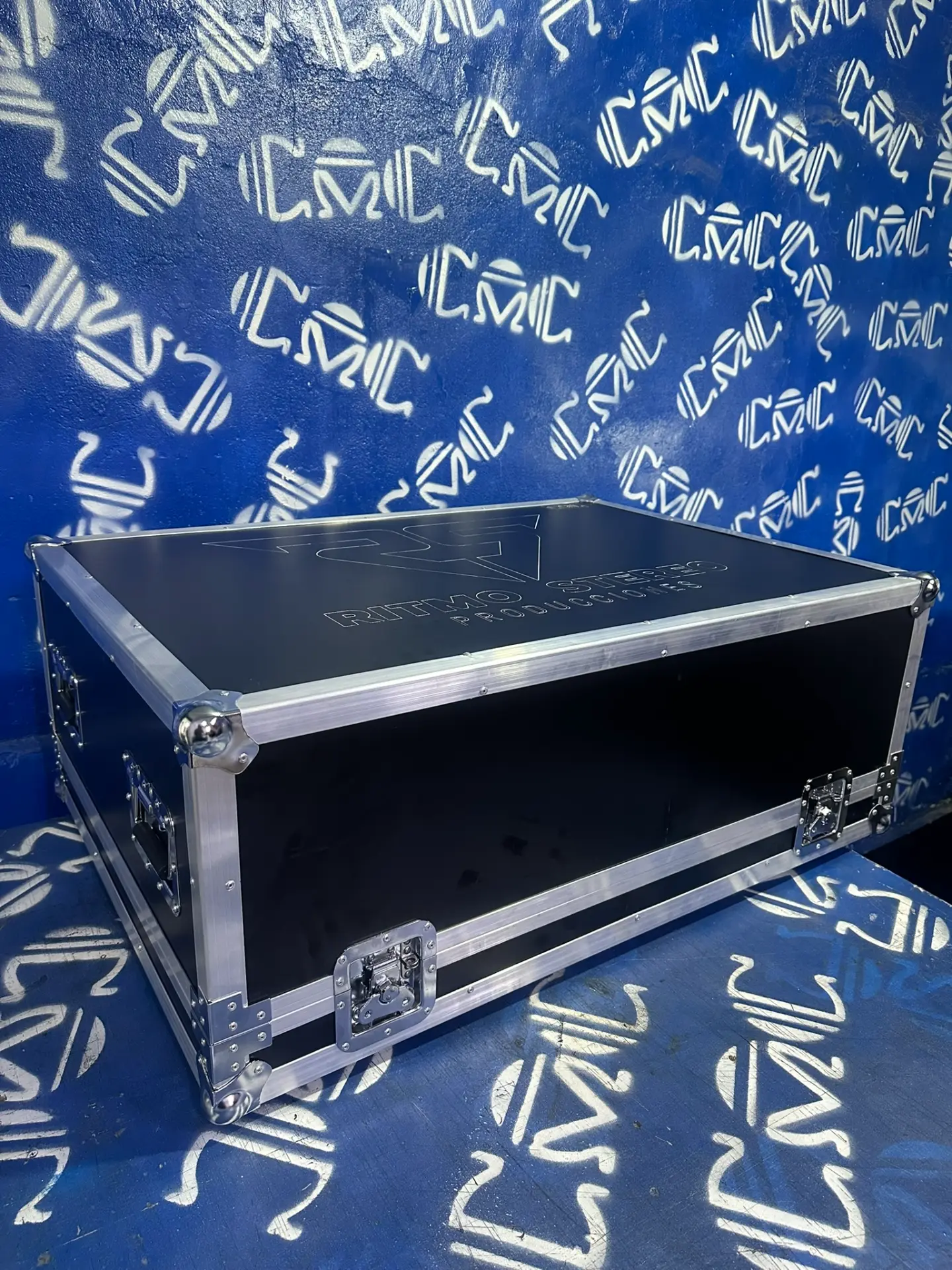 Case estándar para consolas de 32 canales — Ritmo Stereo — Para Midas M32 o Behringer X32, grabado con la marca del cliente.