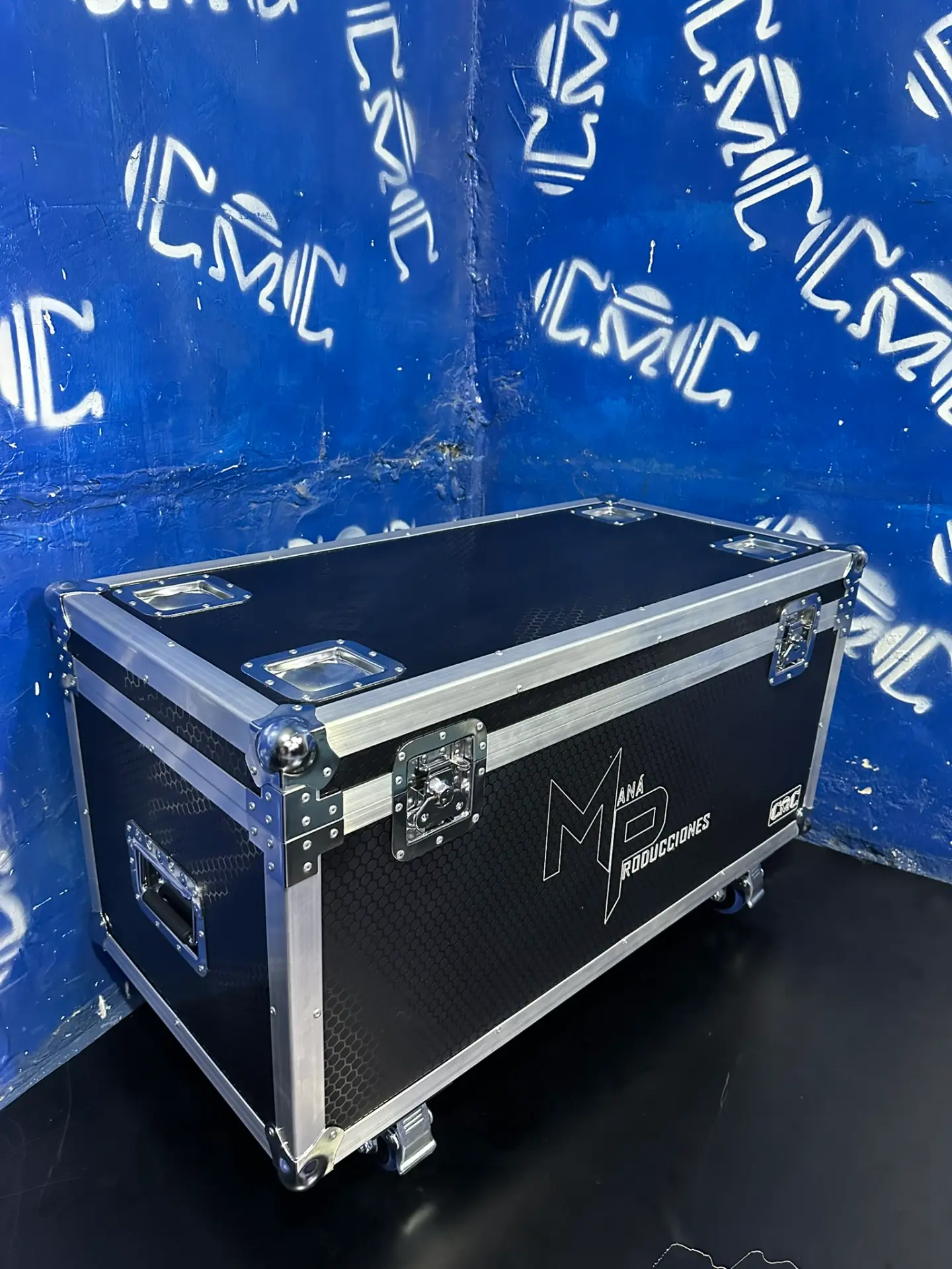 Case para máquina de chispas — Maná Producciones — Sobre ruedas con freno, manijas empotradas y grabado del cliente.