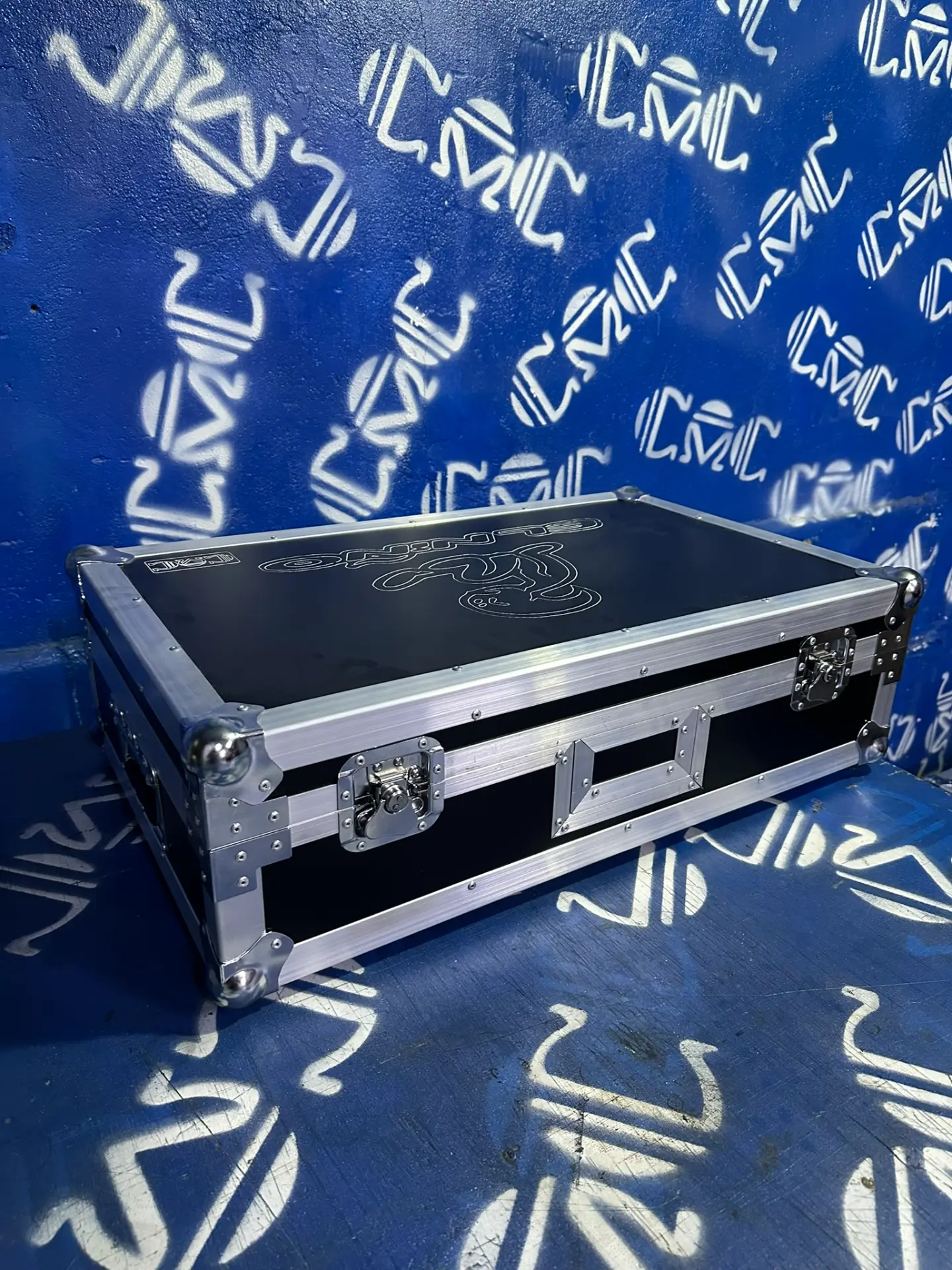 Case para equipos de DJ cerrado — Cierres de seguridad, manija empotrada y grabado de marca.