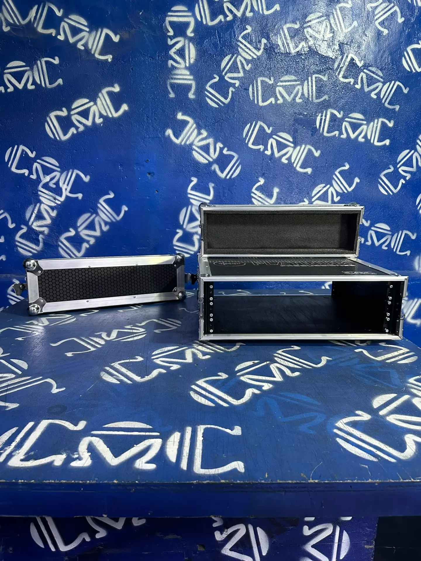 Rack de 3U abierto — Tapas desmontables y rieles para equipos de 19 pulgadas.