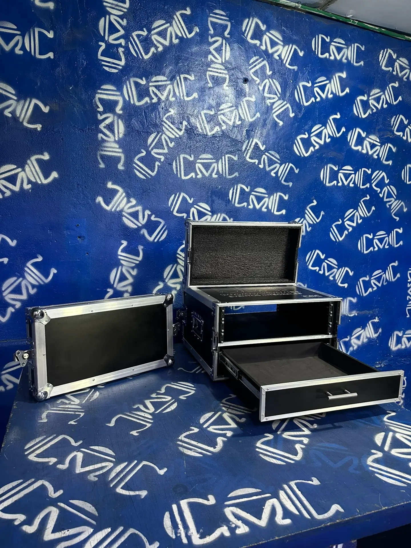 Rack 3U18 + gaveta abierto — 3U para tus equipos y gaveta deslizante para accesorios.