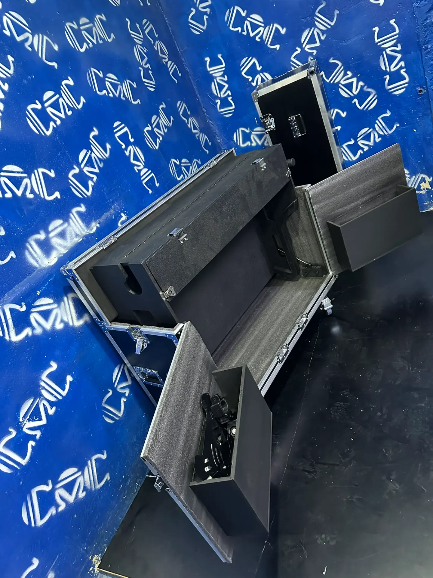 Case mesa DM7 — interior — Compartimentos para accesorios y soportes en las tapas.