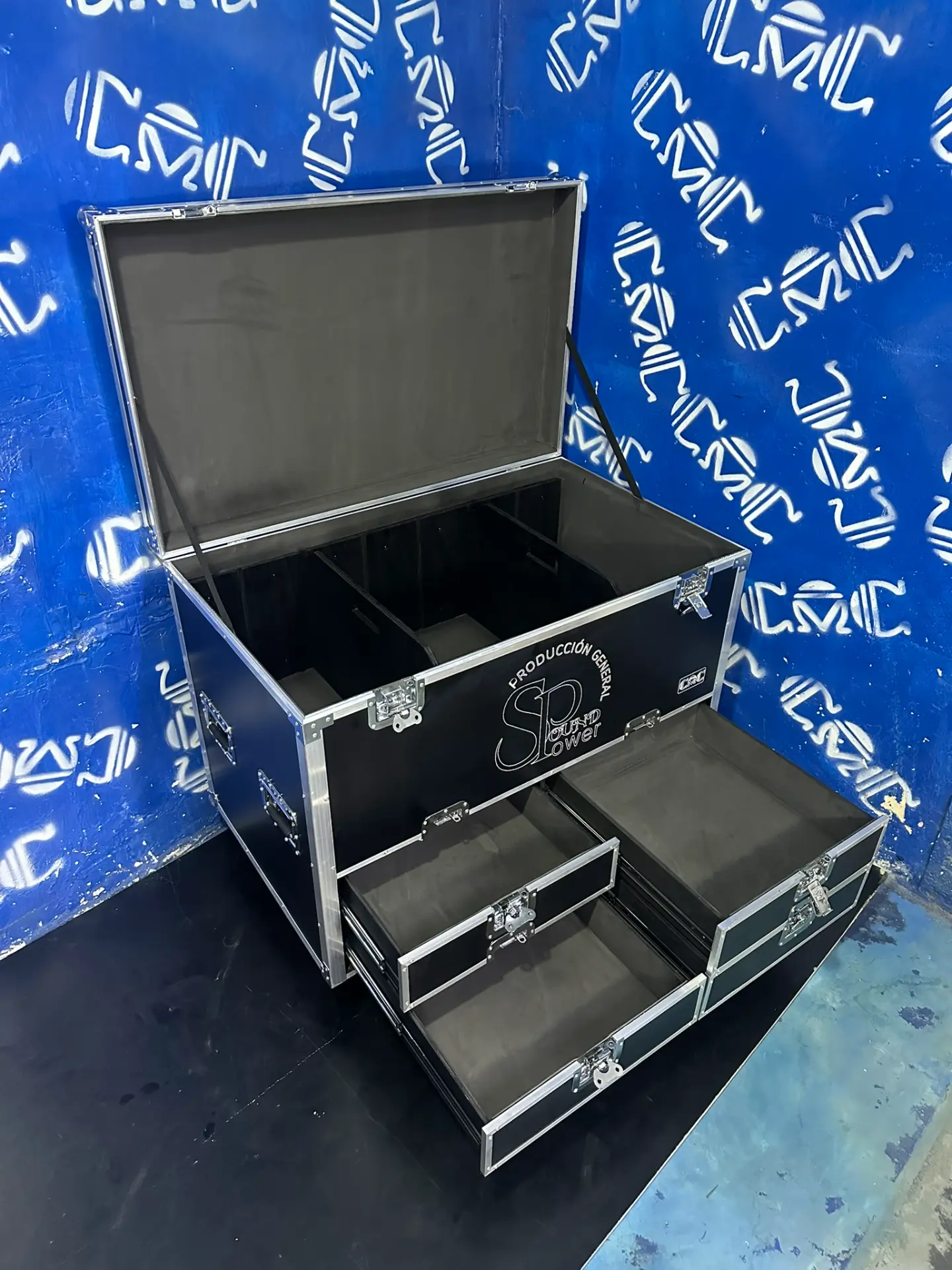 Case organizador 5C — gavetas abiertas — Cuatro gavetas deslizantes y compartimento superior con divisiones.