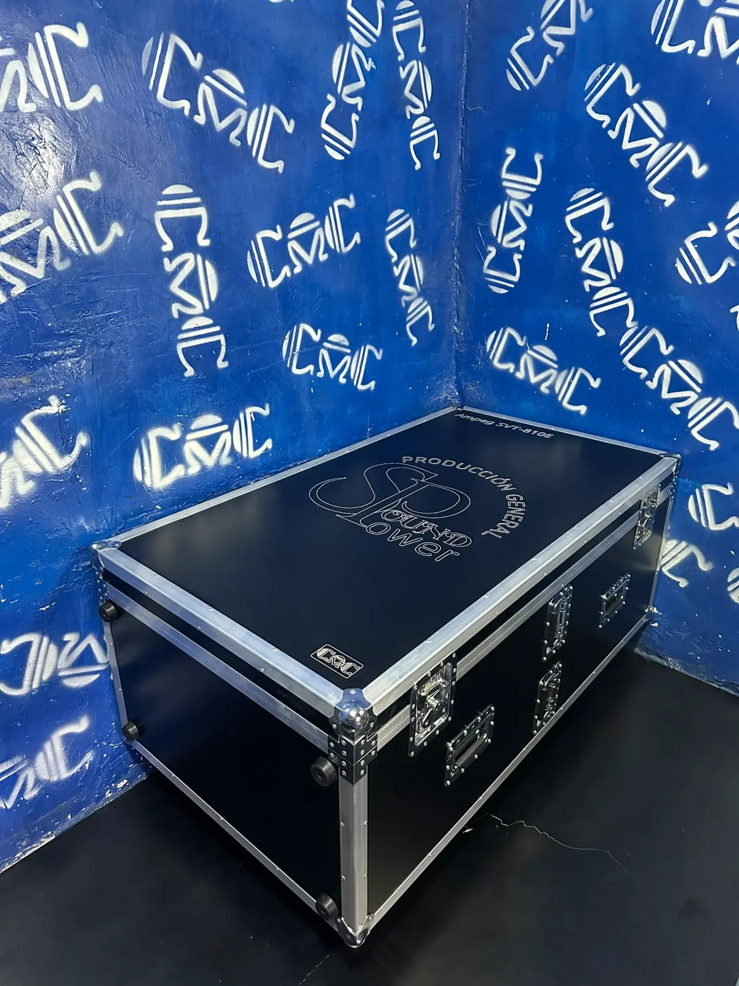 Case para Ampeg SVT-810E — Sound Power — Protección robusta, ruedas con freno y grabado del modelo.