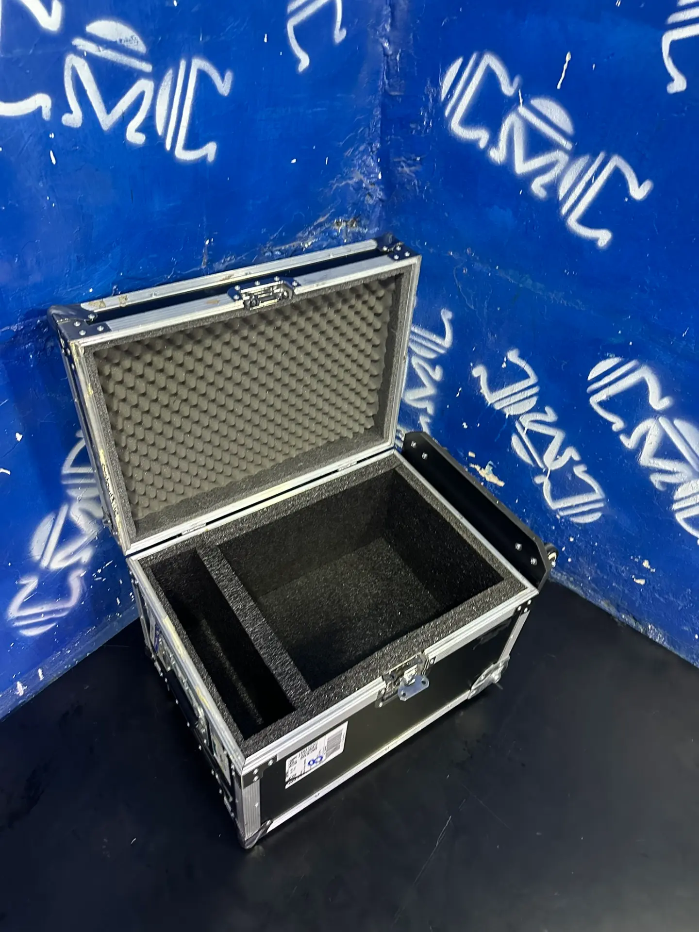 Case a la medida para equipos de metrología — Divisiones en espuma y tapa acolchada para instrumentos de precisión.