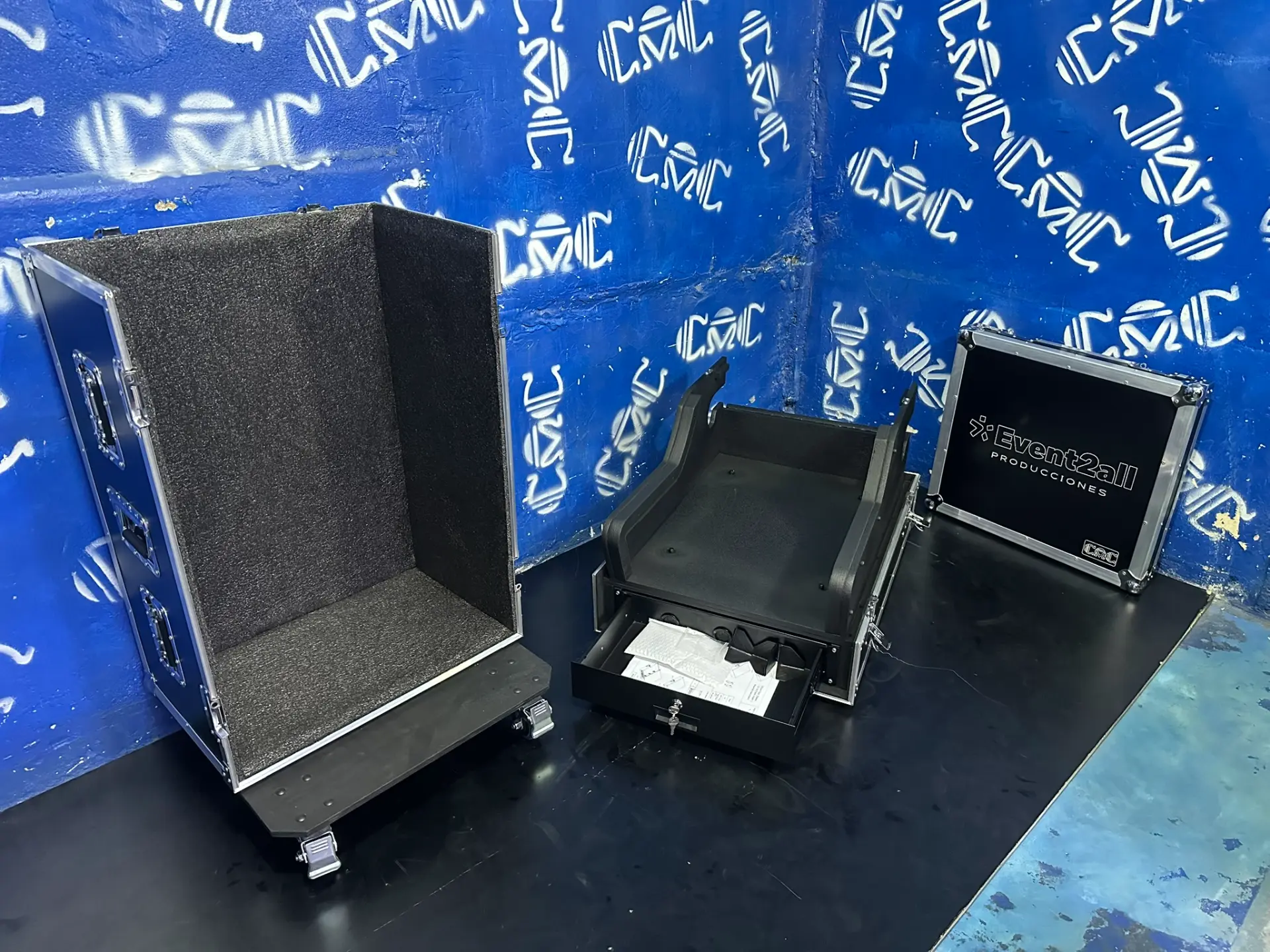 Case DM7 — gaveta con llave — Gaveta con cerradura para guardar accesorios y documentos.