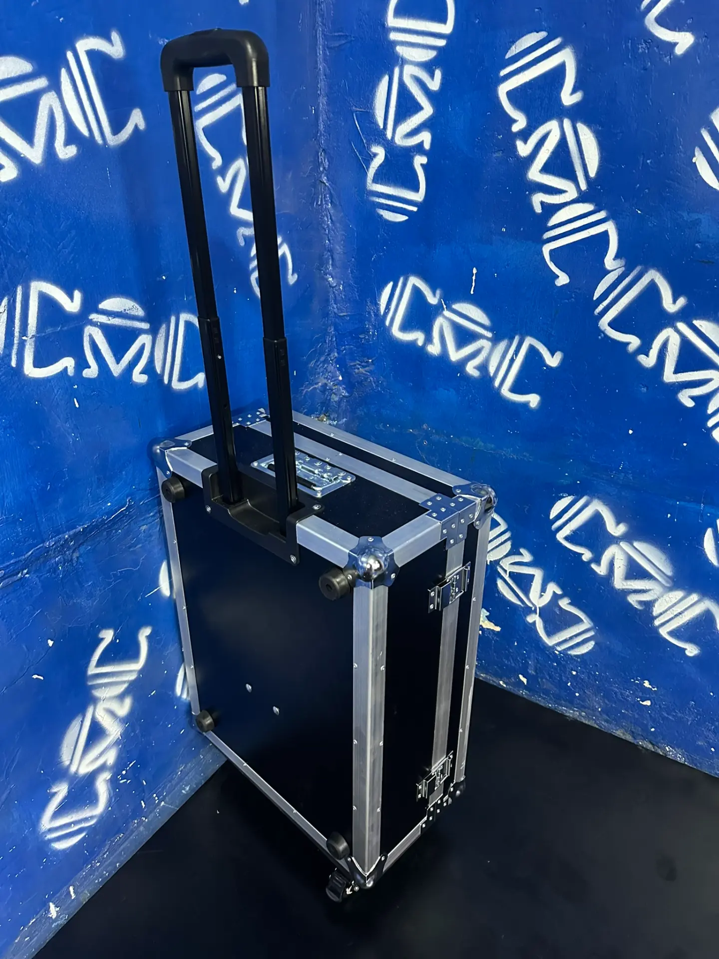 Case médico con asa telescópica — M.R.A — Asa telescópica y ruedas para trasladar equipos médicos sin esfuerzo.