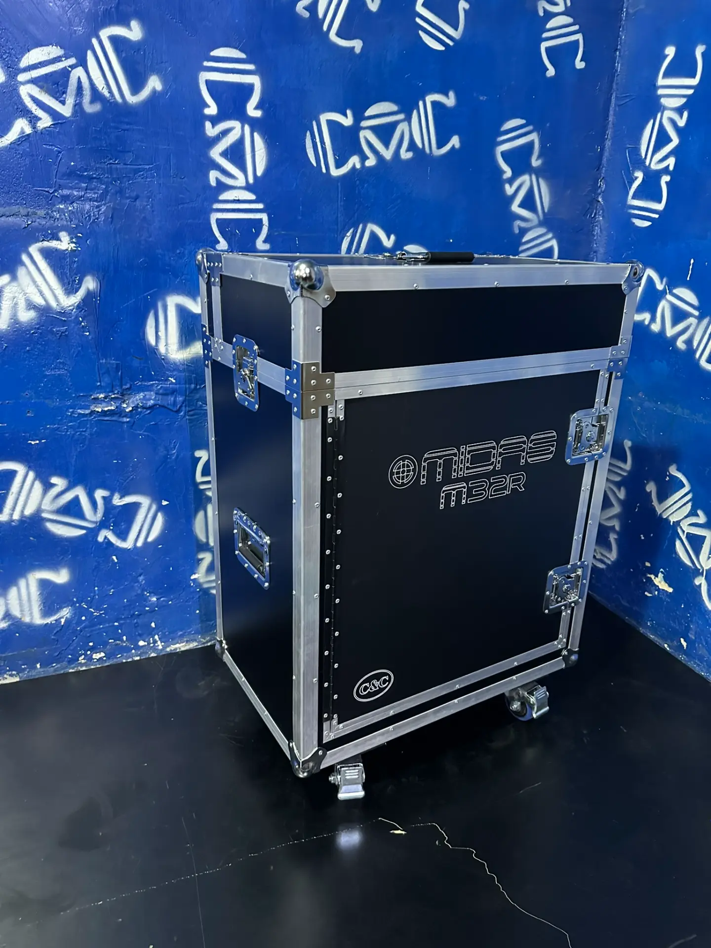 Case mesa M32R — vista frontal — Herrajes reforzados y manijas empotradas para el transporte.
