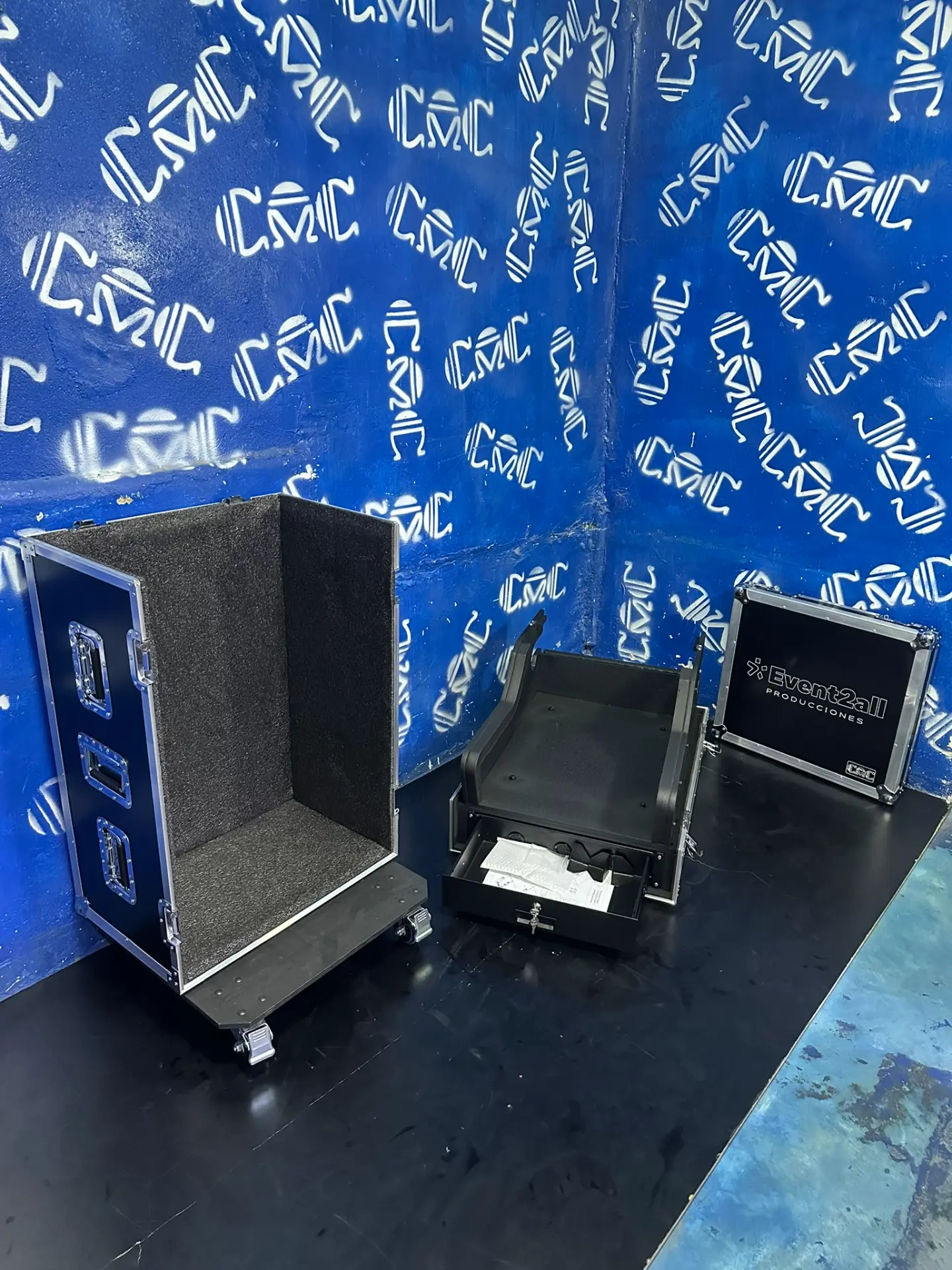 Case DM7 con doghouse abierto — Doghouse para cables y conexiones, con base de rodamientos.