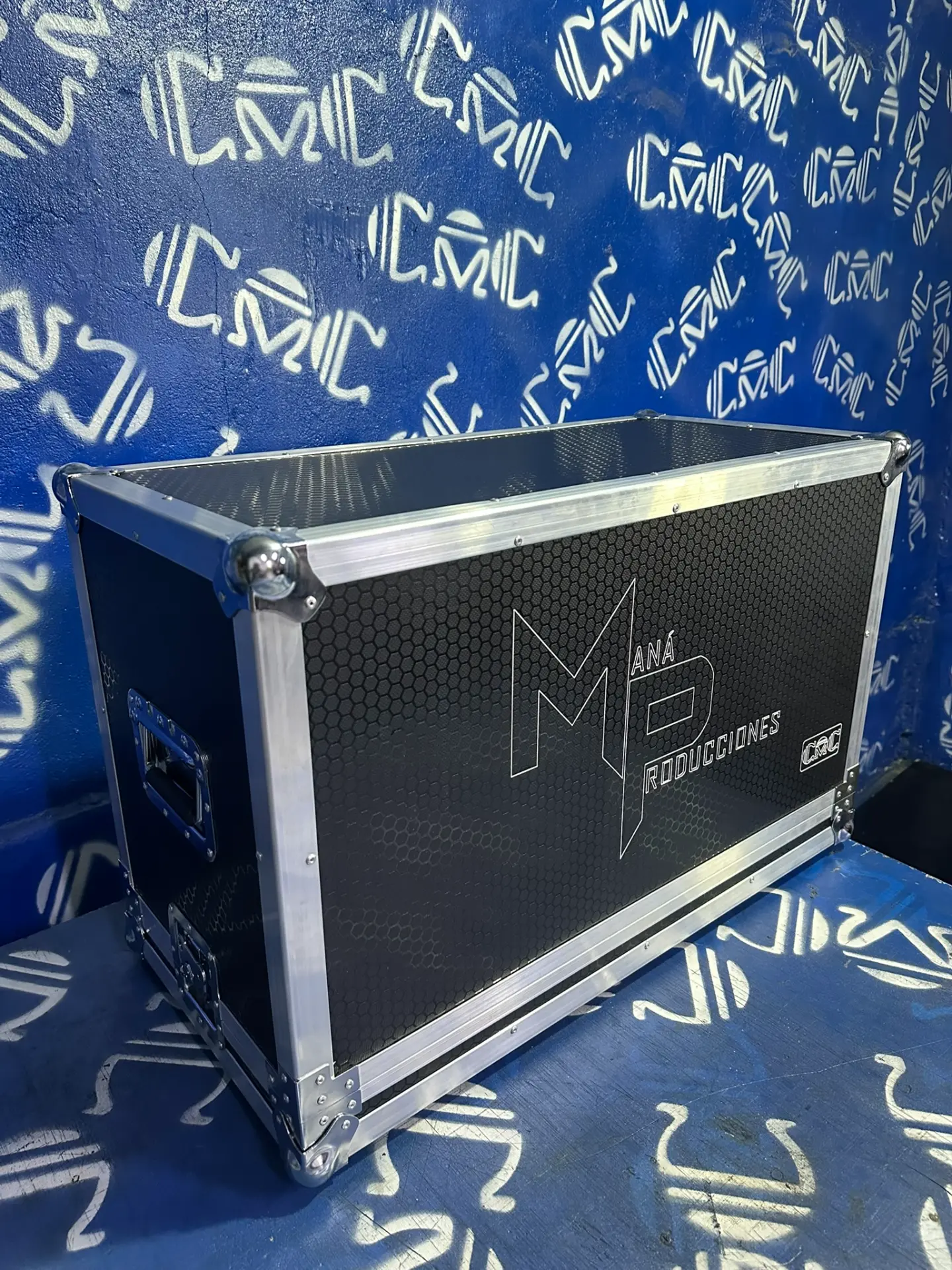 Case para máquina de burbujas — Maná Producciones — Cerrado, con grabado del cliente, manijas y esquineros reforzados.
