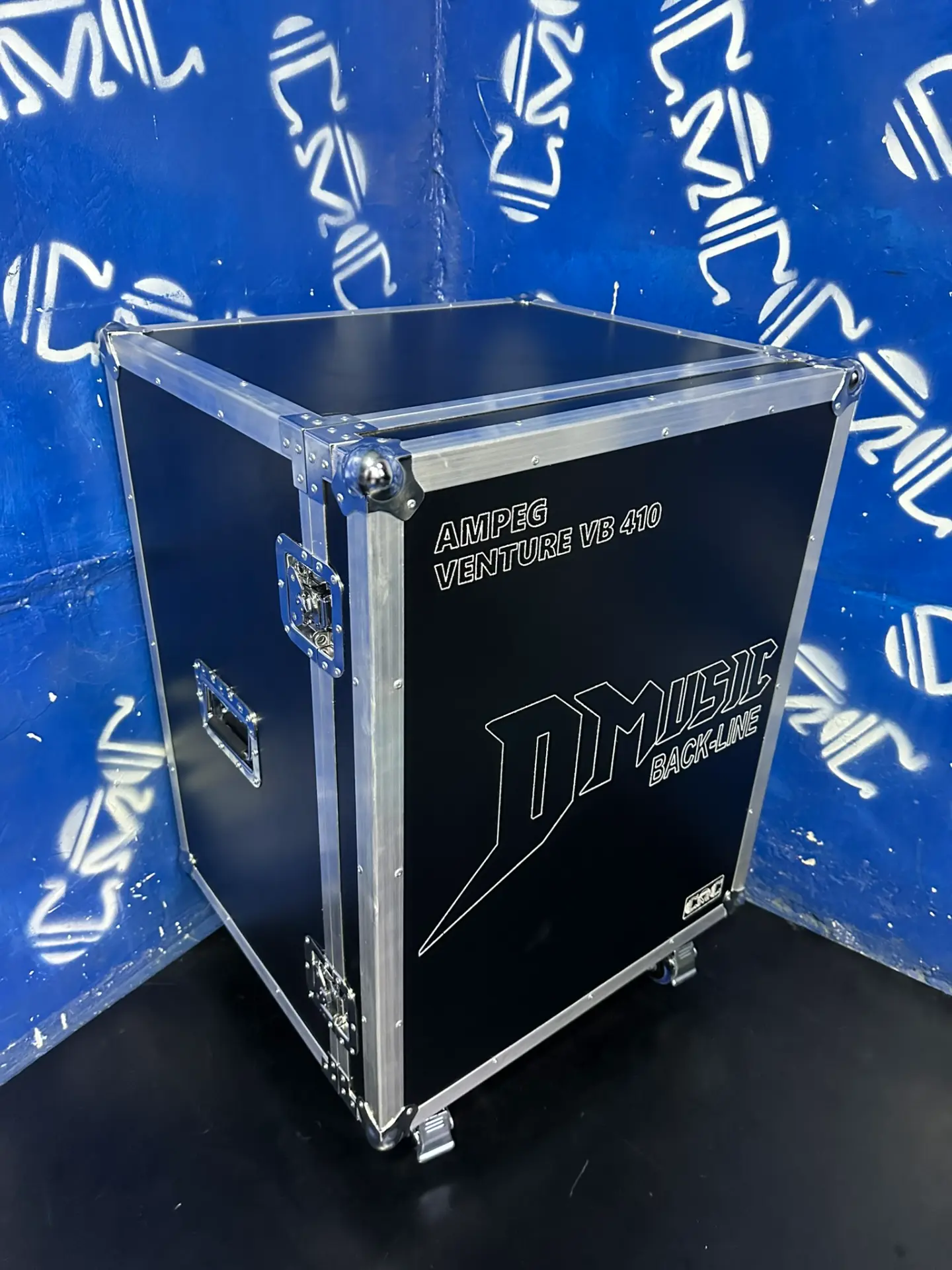 Case para amplis cerrado — DMUSIC Back-Line — Herrajes reforzados y ruedas para el transporte.
