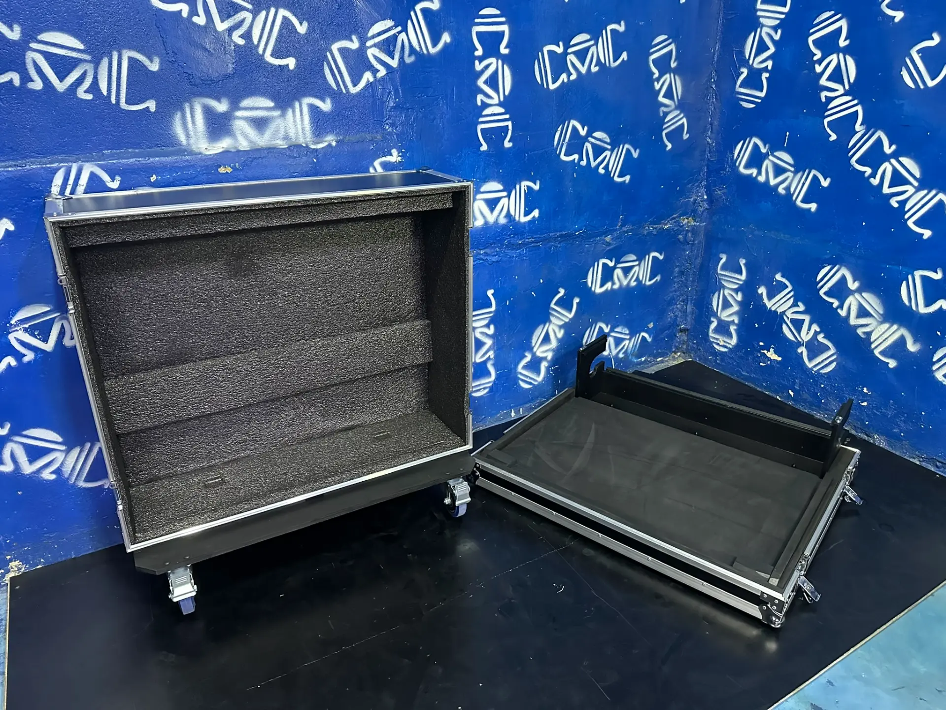 Case SQ7 abierto — tapa y base — Tapa con espuma a la medida y base con doghouse para el cableado.