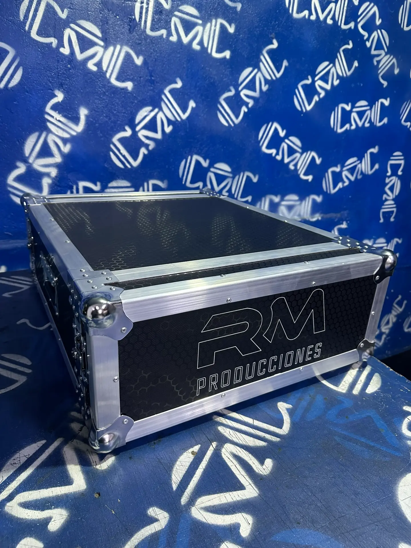 Rack — RM Producciones — Grabado con la marca del cliente.