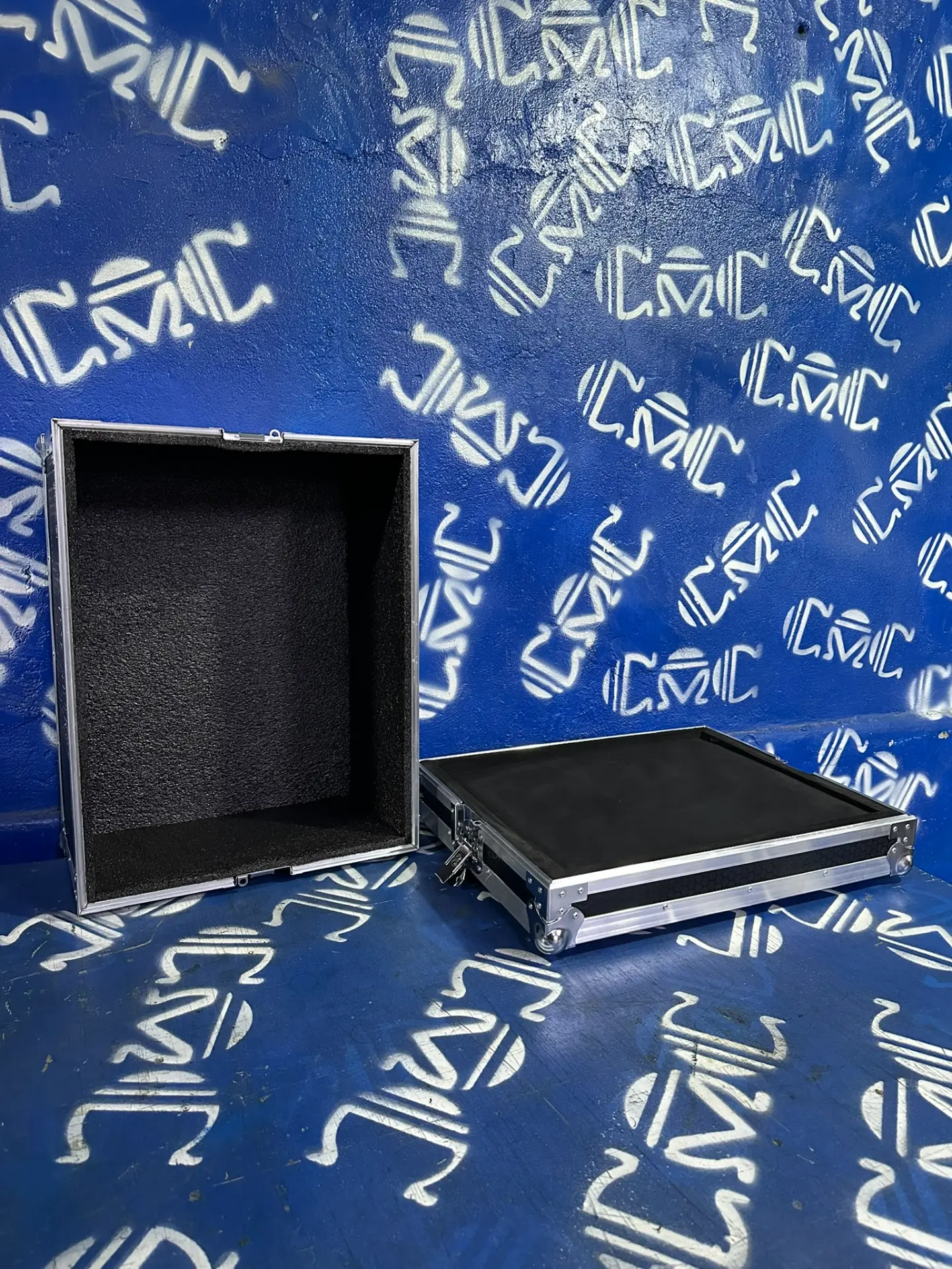 Case para rack metálico abierto — Tapa desmontable y base protegida para montaje inmediato.