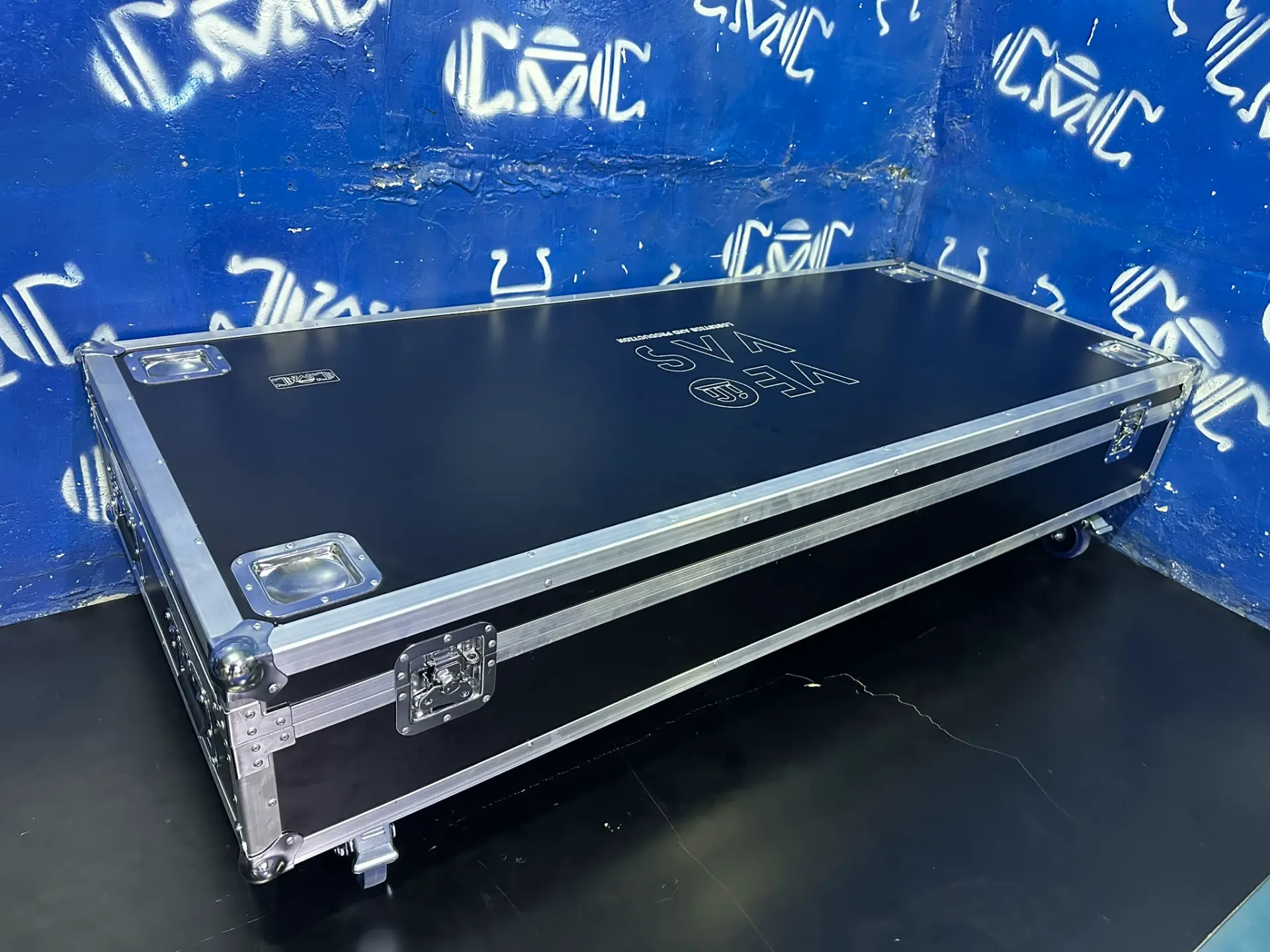 Case para 6 luces retro — VEOVAS — Formato alargado sobre ruedas para transporte seguro.