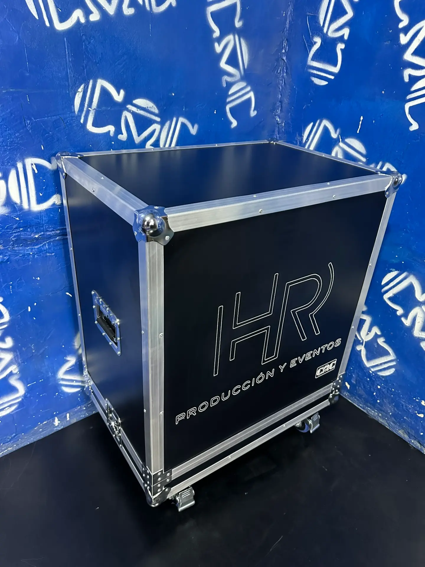 Case para Fender Rumble 410 — HR Producción y Eventos — Grabado con la marca del cliente, sobre ruedas con freno.