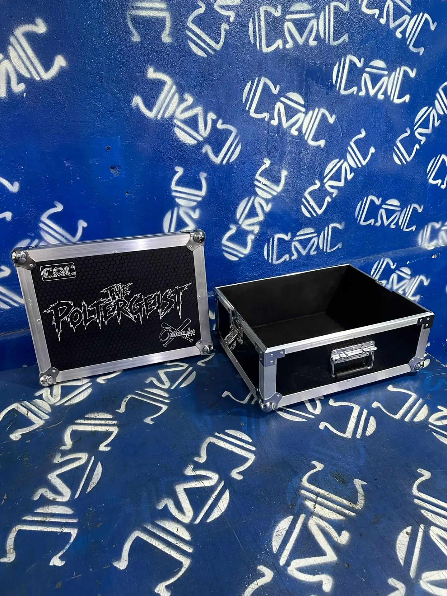 Case para equipos especiales abierto — Interior amplio forrado, listo para tus equipos especiales.