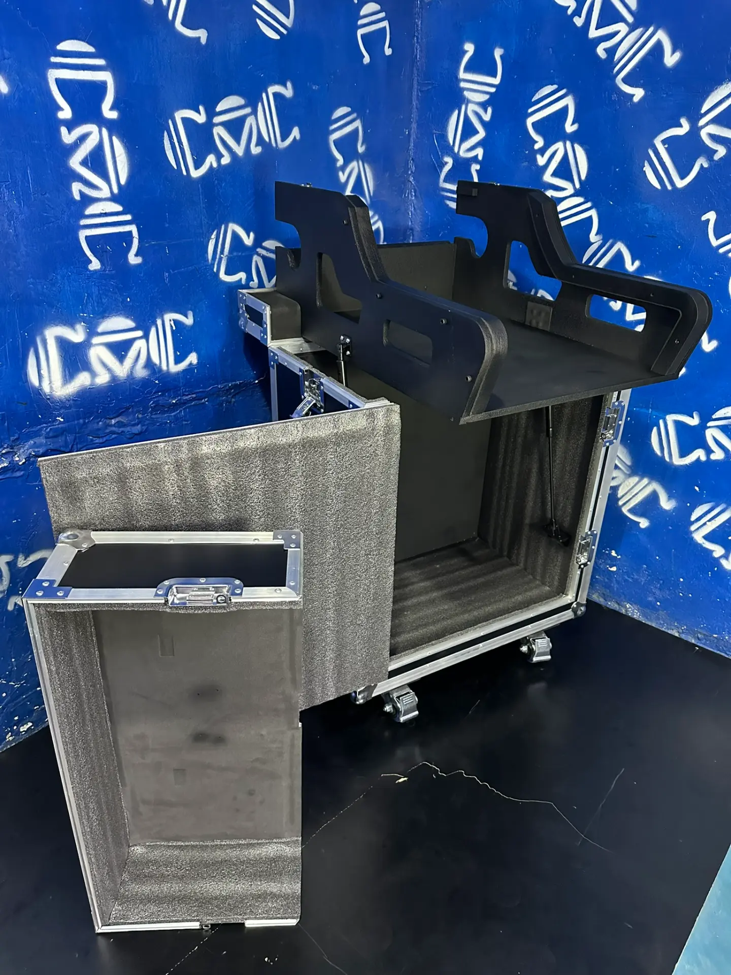 Case DM7 Compact — interior en espuma — Tapa y cuerpo forrados en espuma para proteger la consola.