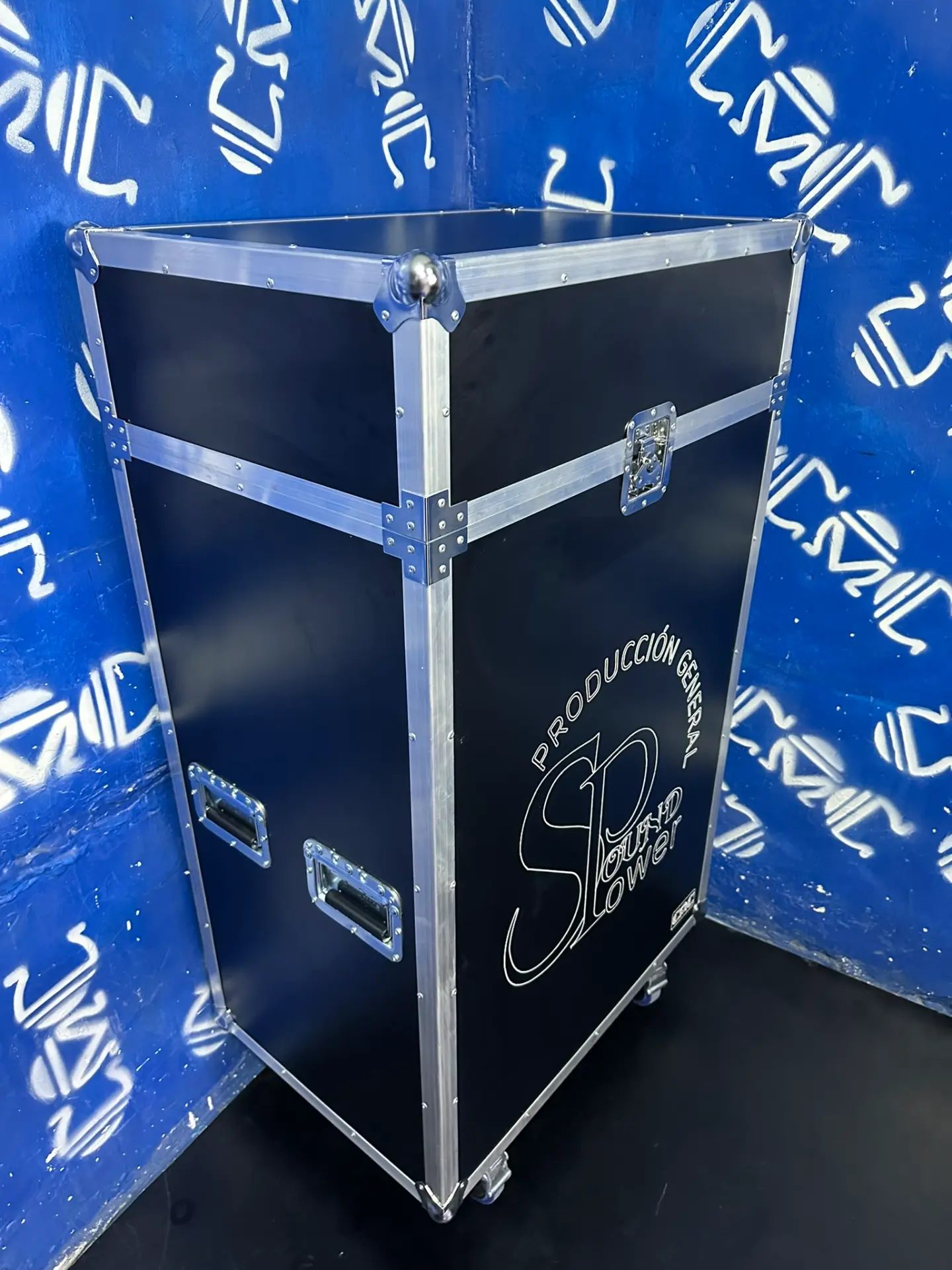 Case para 24 parales de micrófono — Sound Power — Organiza y transporta hasta 24 parales sobre ruedas.
