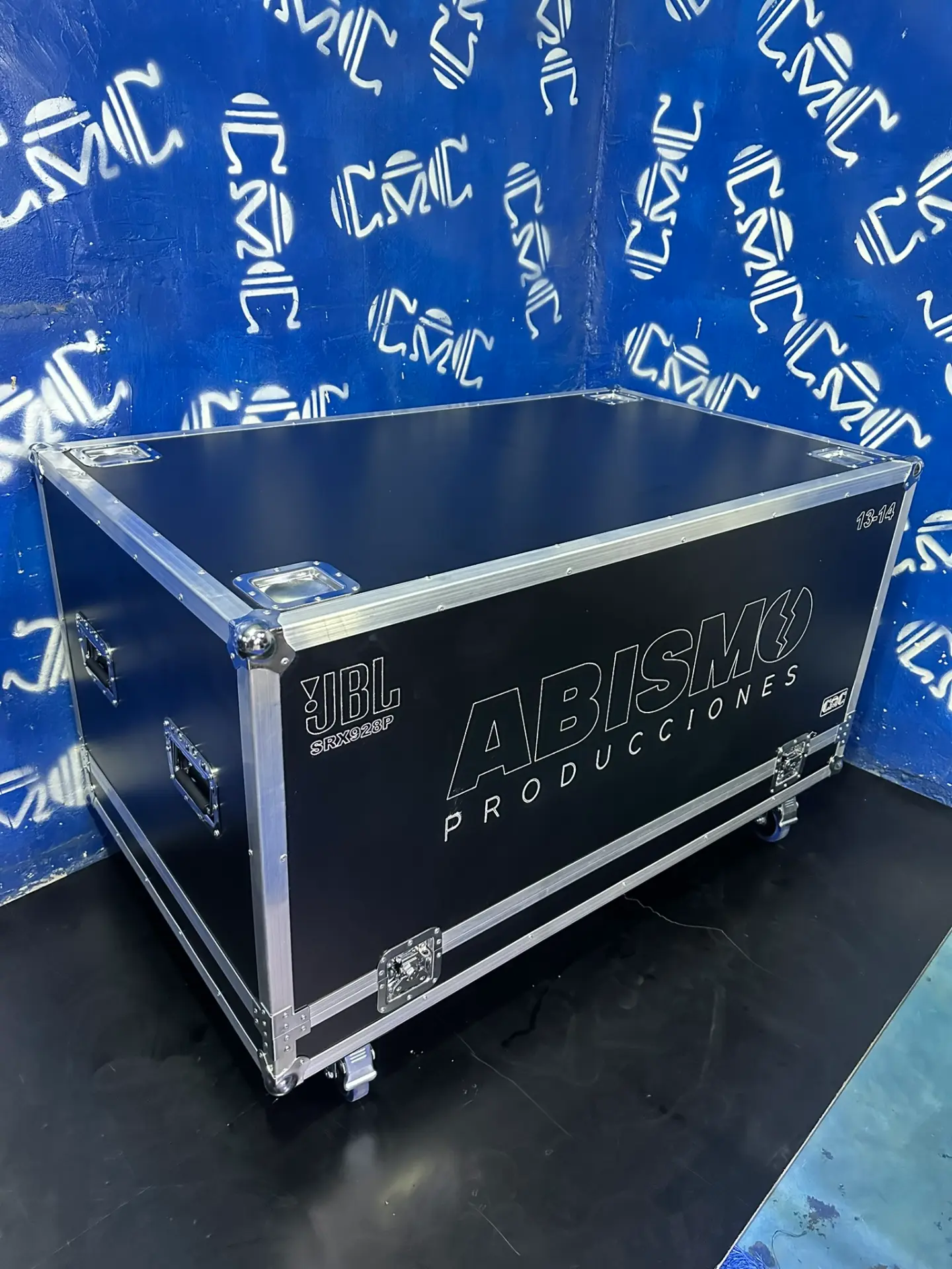 Case para bajos — grabado Abismo — Grabado con la marca del cliente y el modelo del equipo.