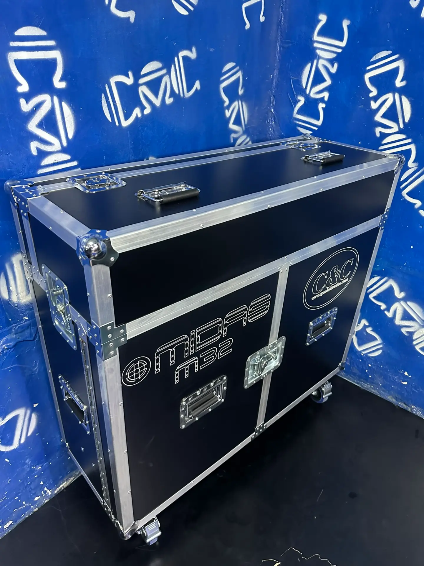 Case mesa para Midas M32 Live — Case convertible en mesa, con ruedas, doghouse y herrajes reforzados.