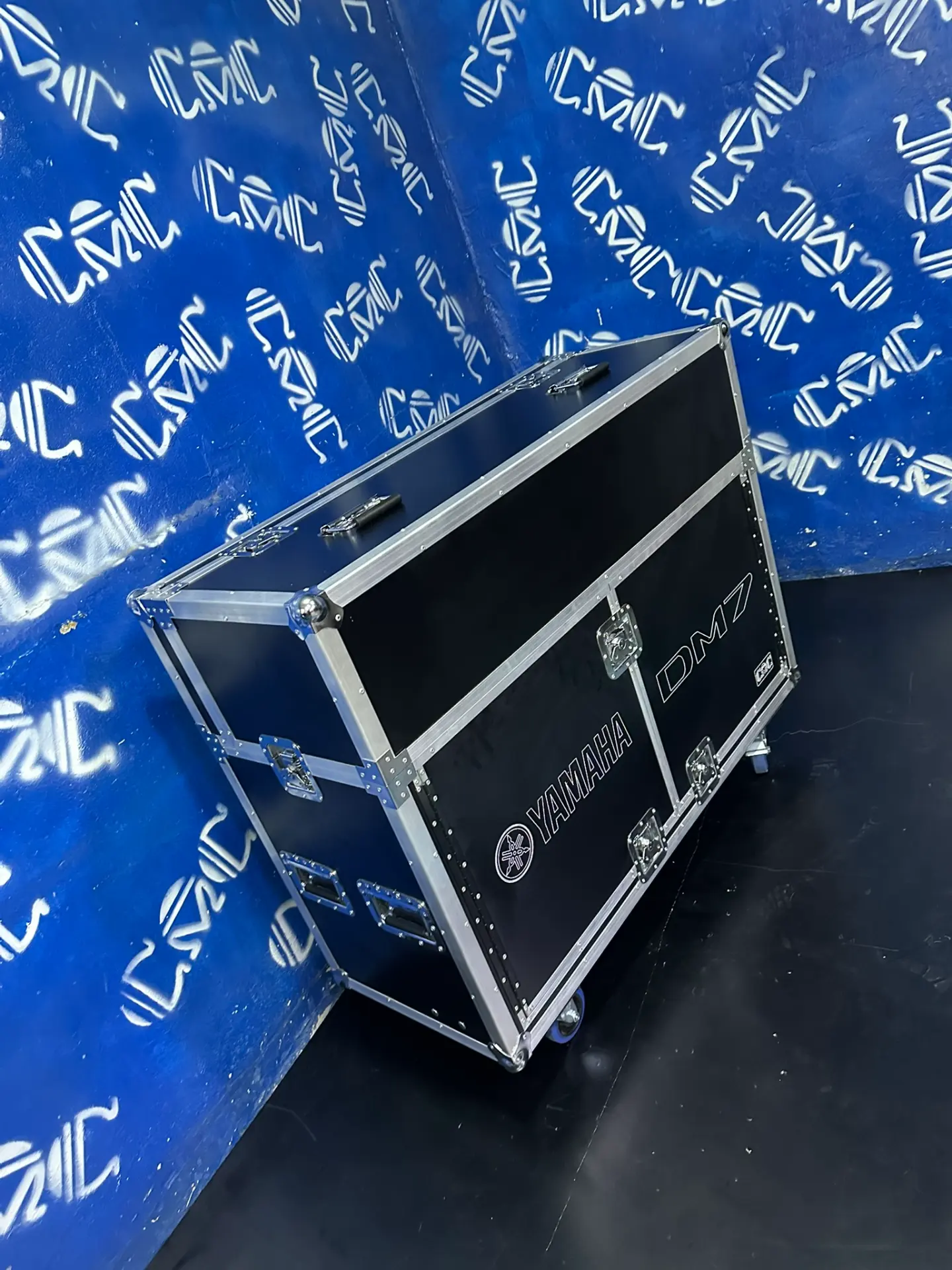 Case mesa consola Yamaha DM7 — Grabado del modelo, sobre ruedas y cierres empotrados.