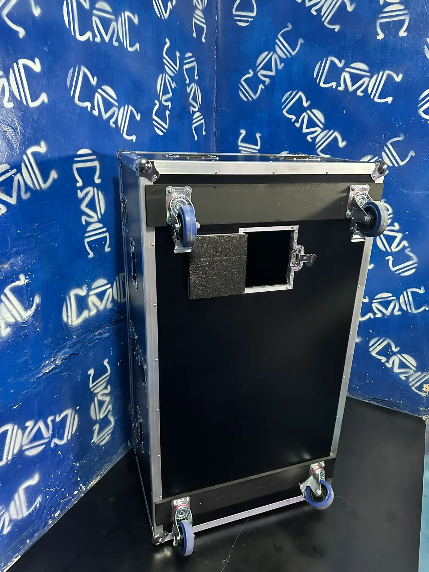 Case Ampeg SVT-810E — acceso posterior — Compuerta posterior para conexiones sin retirar el equipo.