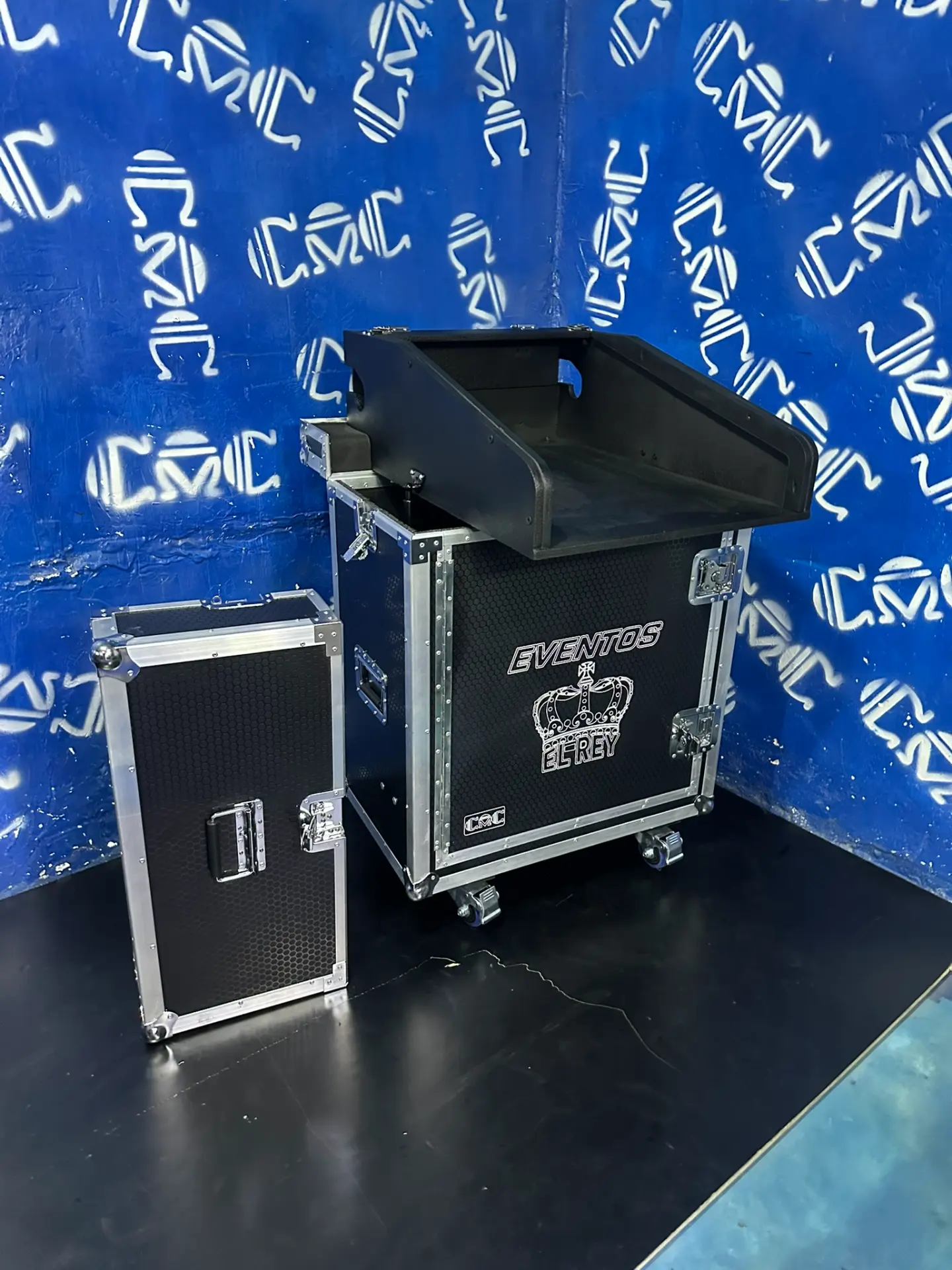 Case mesa Wing Compact abierto — Eventos El Rey — Se convierte en mesa de mezcla con doghouse y tapa desmontable.