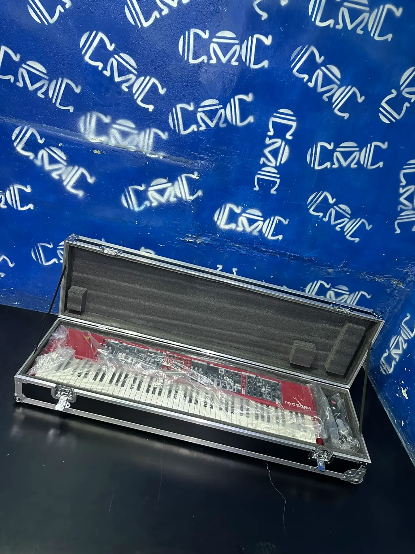 Case para teclado abierto — Interior en espuma que sujeta el instrumento sin moverlo.