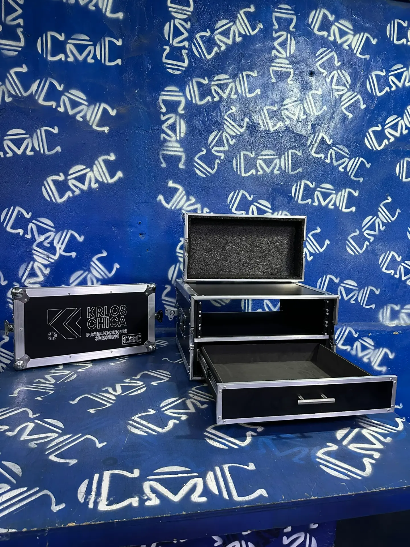 Rack Krlos Chica — dos niveles y gaveta — Dos niveles abiertos con gaveta deslizante para accesorios.