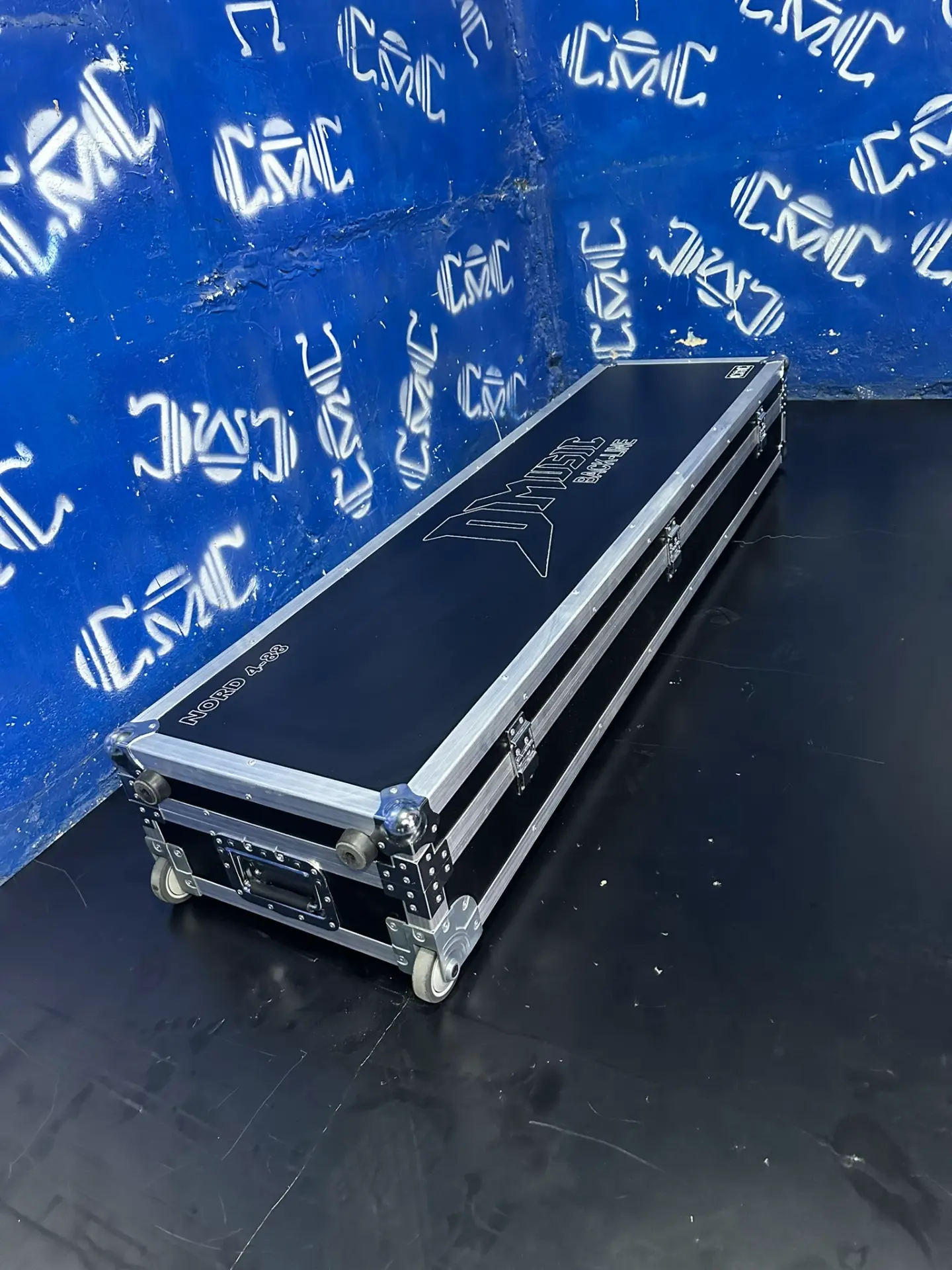 Case para teclado Nord A4-88 — vista lateral — Herrajes reforzados y ruedas para transportarlo con facilidad.
