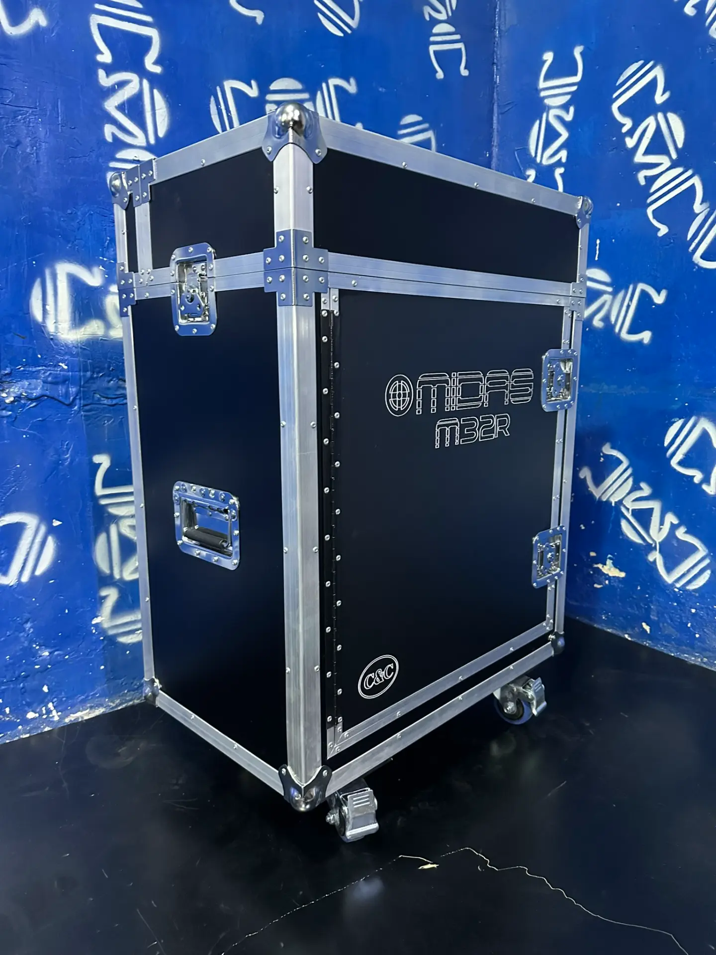 Case mesa Midas M32R — Sobre ruedas con freno, grabado del modelo y cierres empotrados.