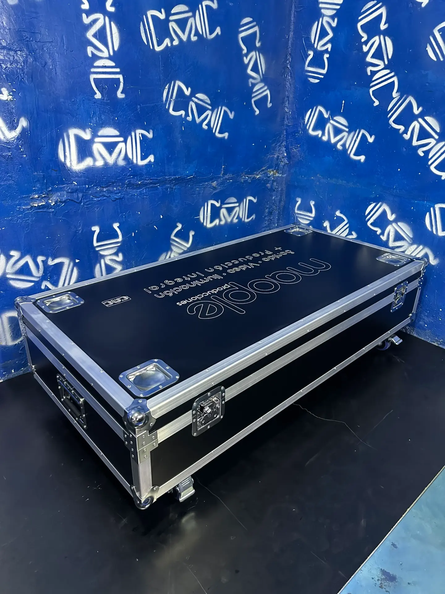 Case para 2 FBT Vertus CLA 406.2A — Maple Producciones — Grabado con la marca del cliente y sobre ruedas.