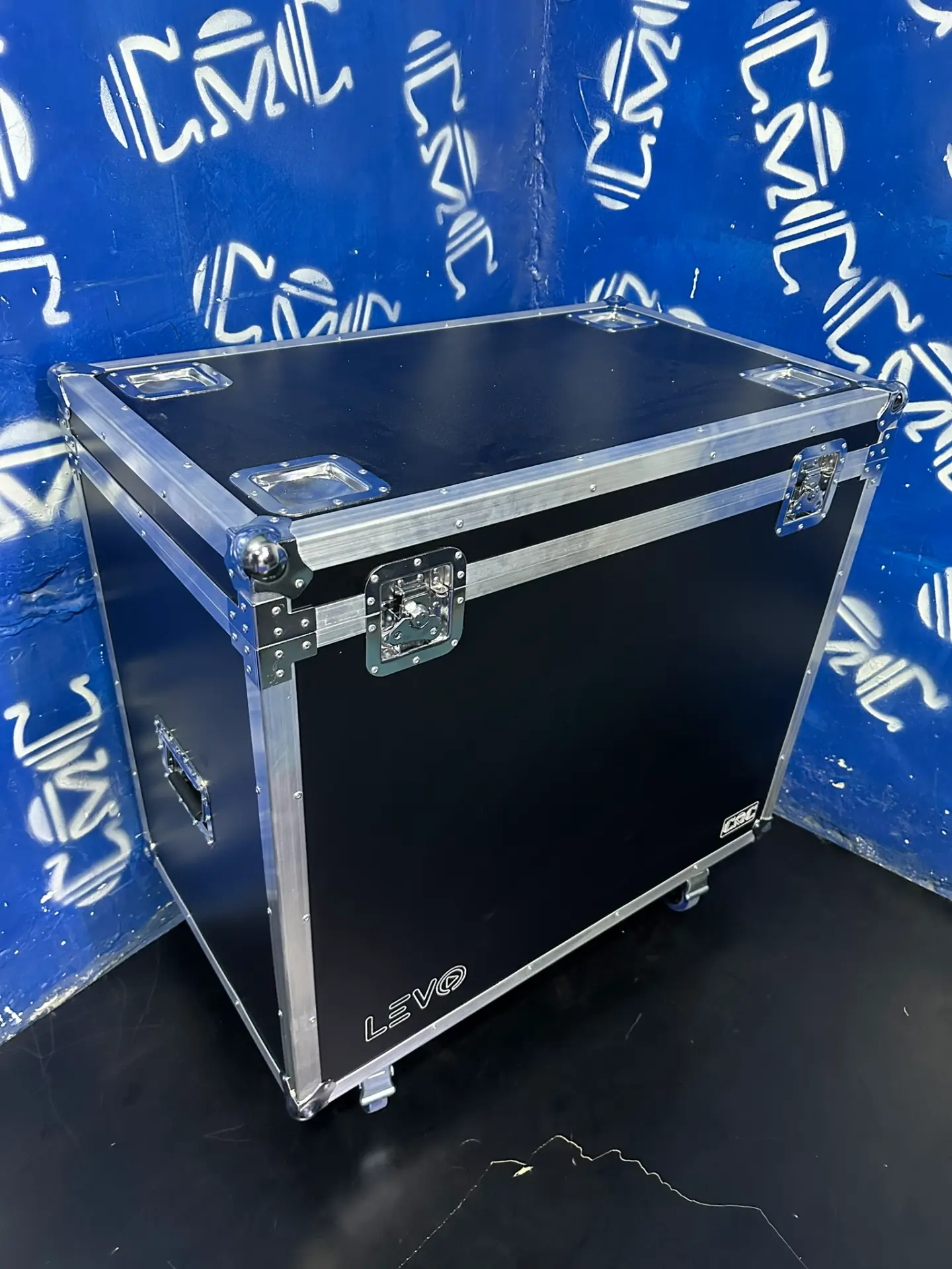 Case para cabinas cerrado — LEVO — Sobre ruedas, con la marca del cliente grabada.