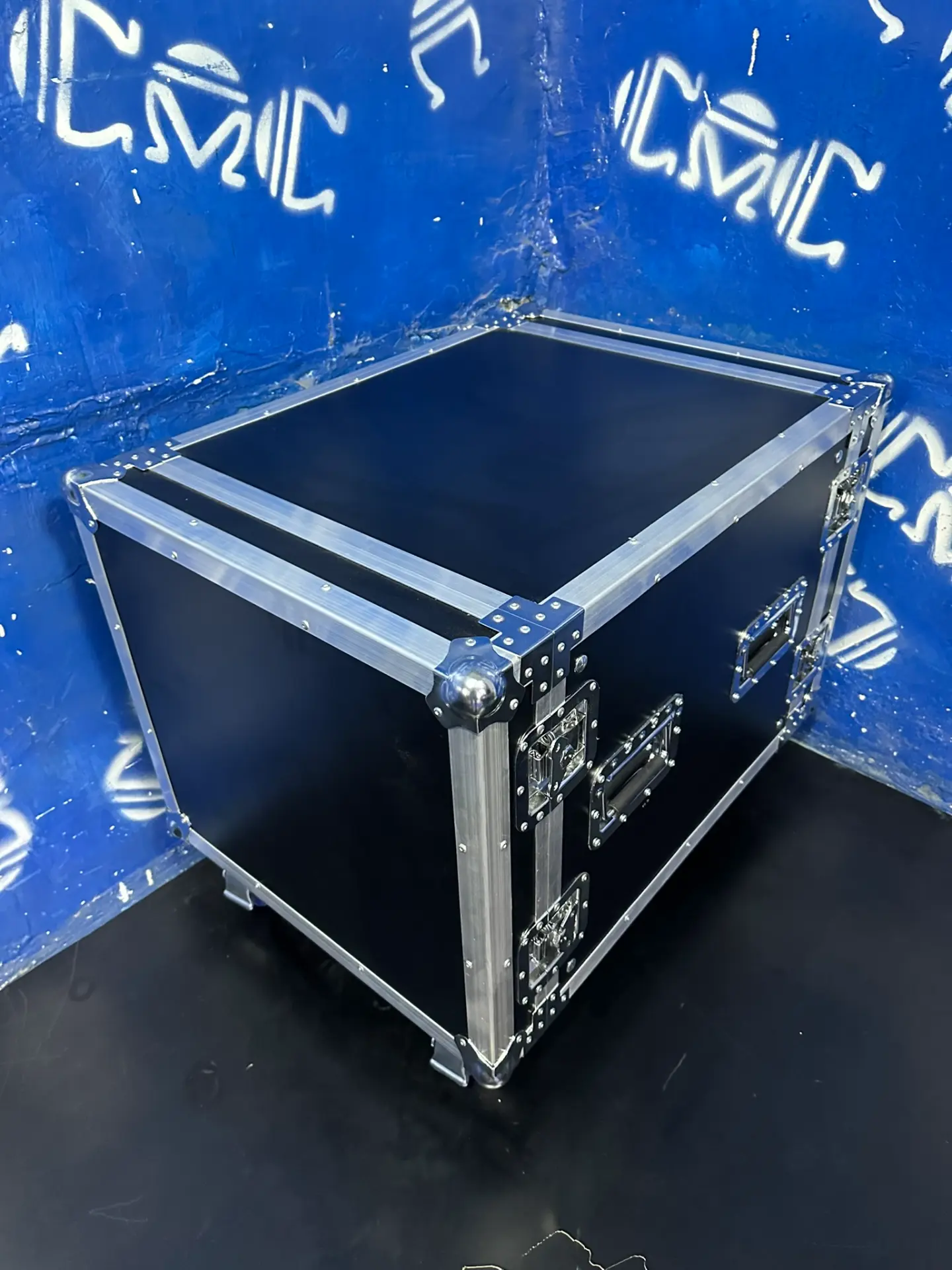 Rack 10U22 con ruedas — Rack profundo con ruedas con freno y tapas desmontables.
