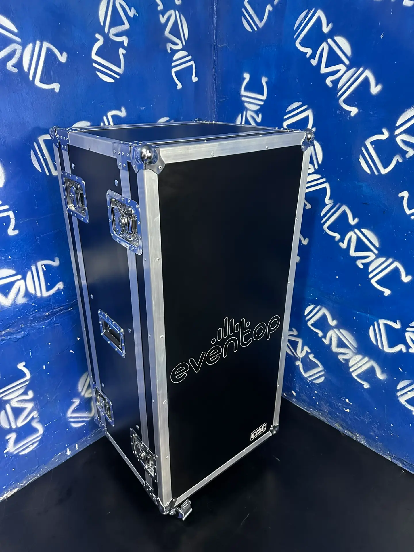 Rack de 24U a la medida — Eventop — Rack alto sobre ruedas, grabado con la marca del cliente.