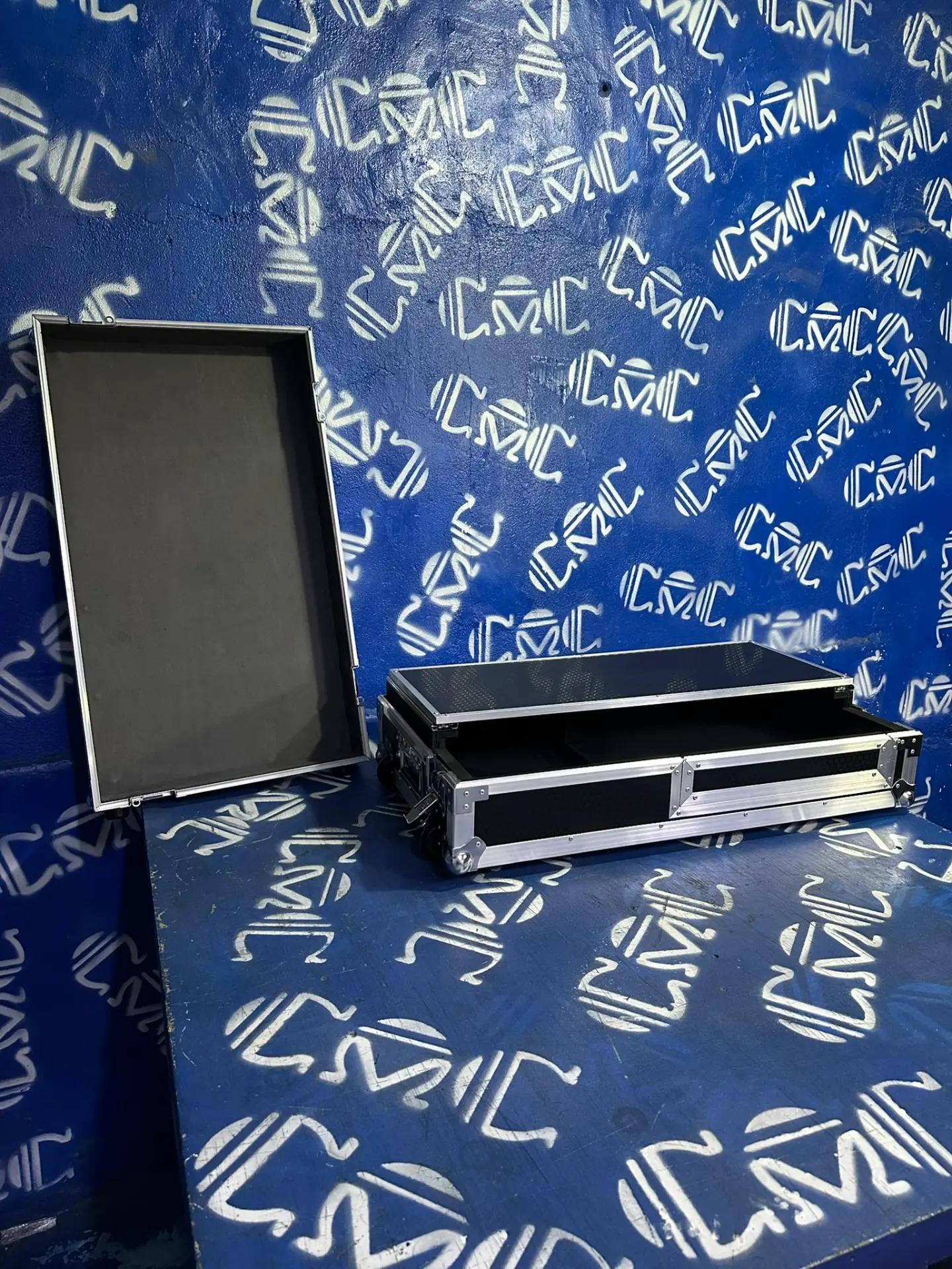 Case para controlador y mixer abierto — Bandeja deslizante para laptop y panel frontal desmontable de acceso rápido.