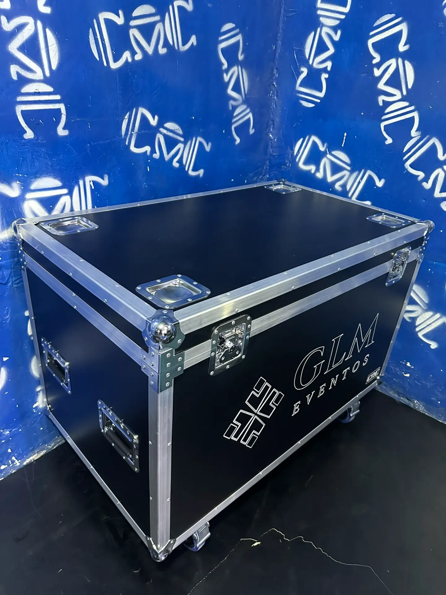 Organizador 100x60x60 — GLM Eventos — Sobre ruedas y grabado con la marca del cliente.
