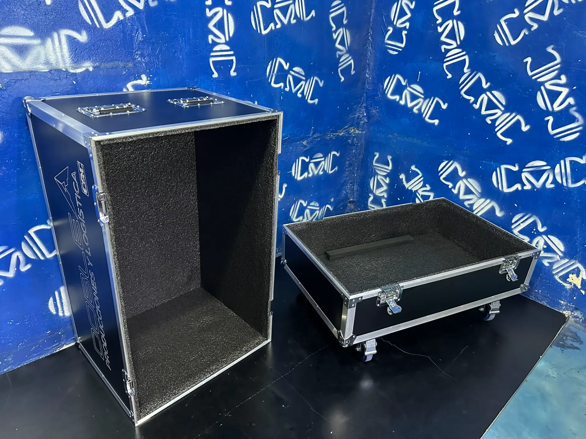 Case para 2 G210 — detalle interior — Espuma protectora en tapa y base para cada cabina.