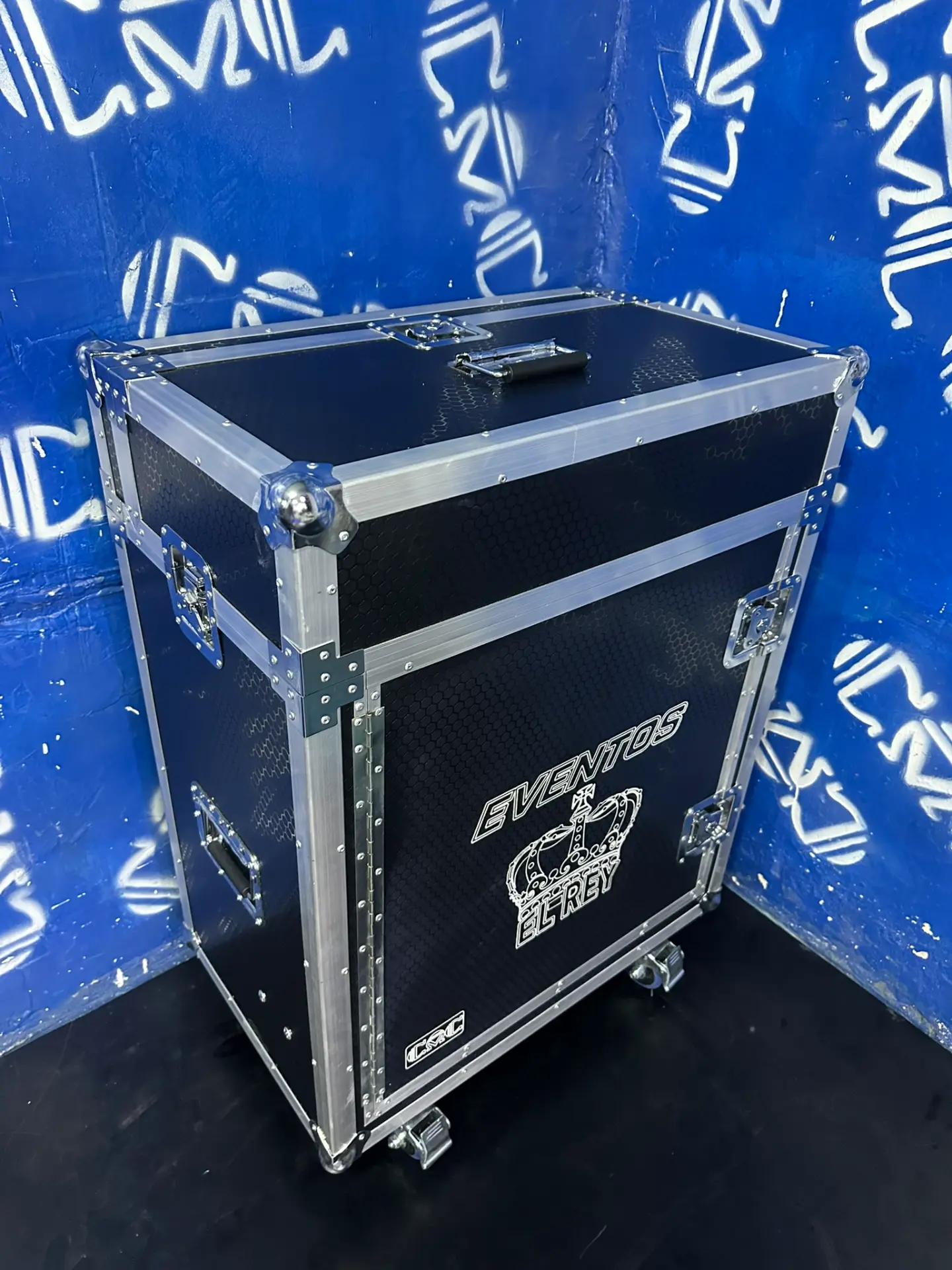Case mesa Wing Compact cerrado — Eventos El Rey — Grabado personalizado, ruedas con freno y herrajes reforzados.