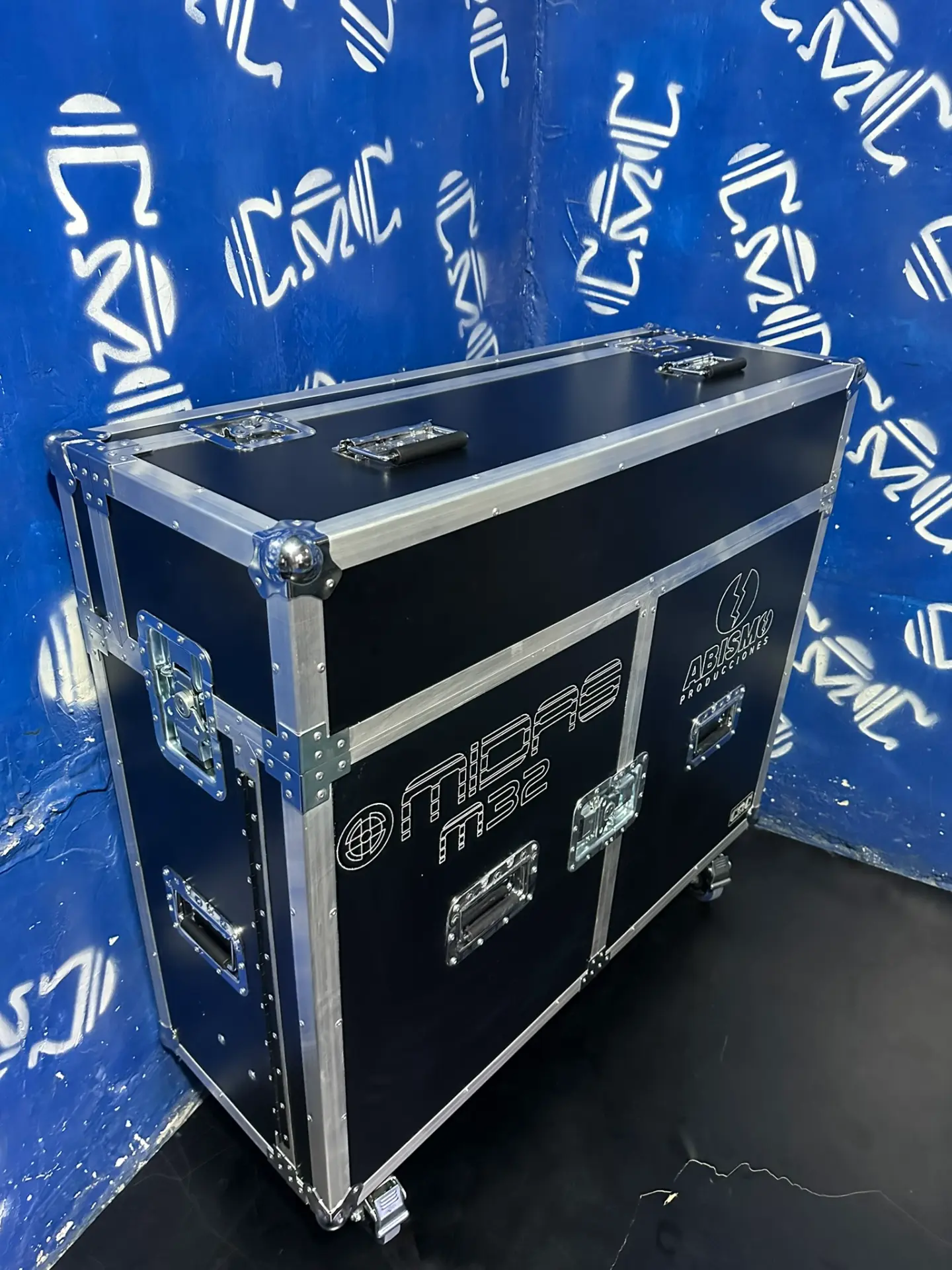 Case mesa M32 Live — Abismo Producciones — Segunda vista cerrada: ruedas, cierres y manijas empotradas.