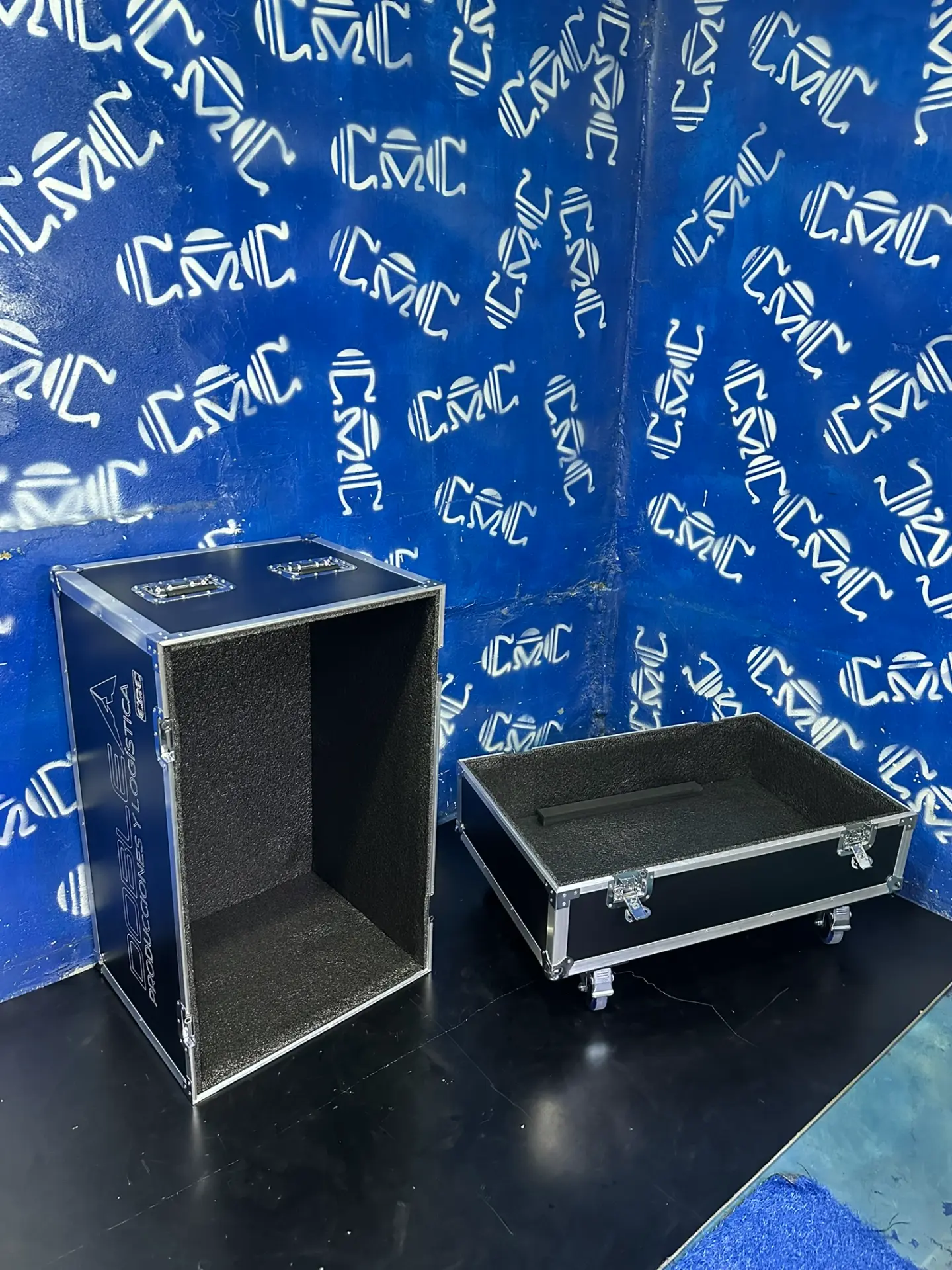 Case para 2 G210 abierto — Interior forrado en espuma para llevar cada cabina protegida.