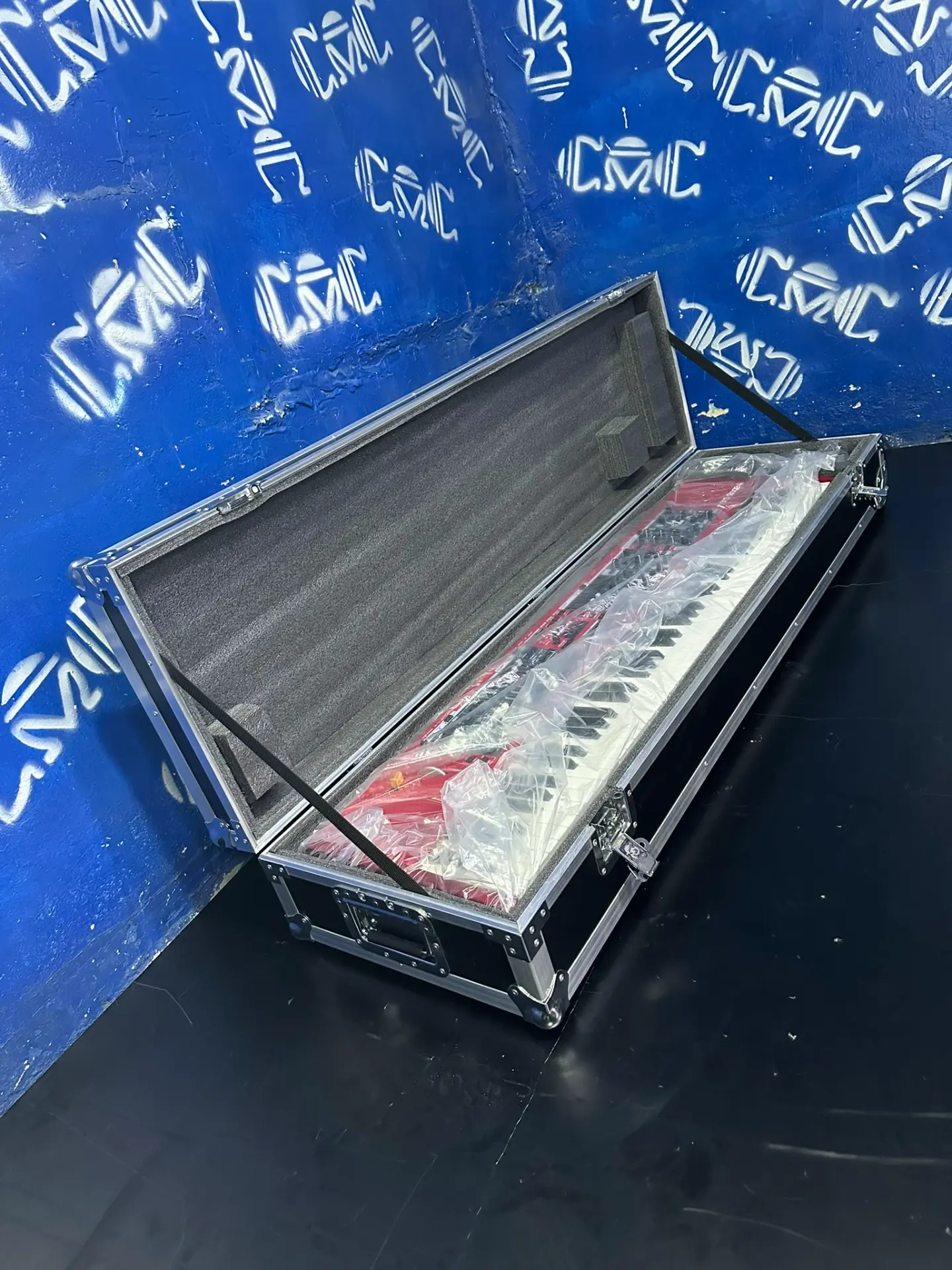 Case para teclado — cierre lateral — Tapa acolchada con cincha para asegurar el teclado al cerrar.