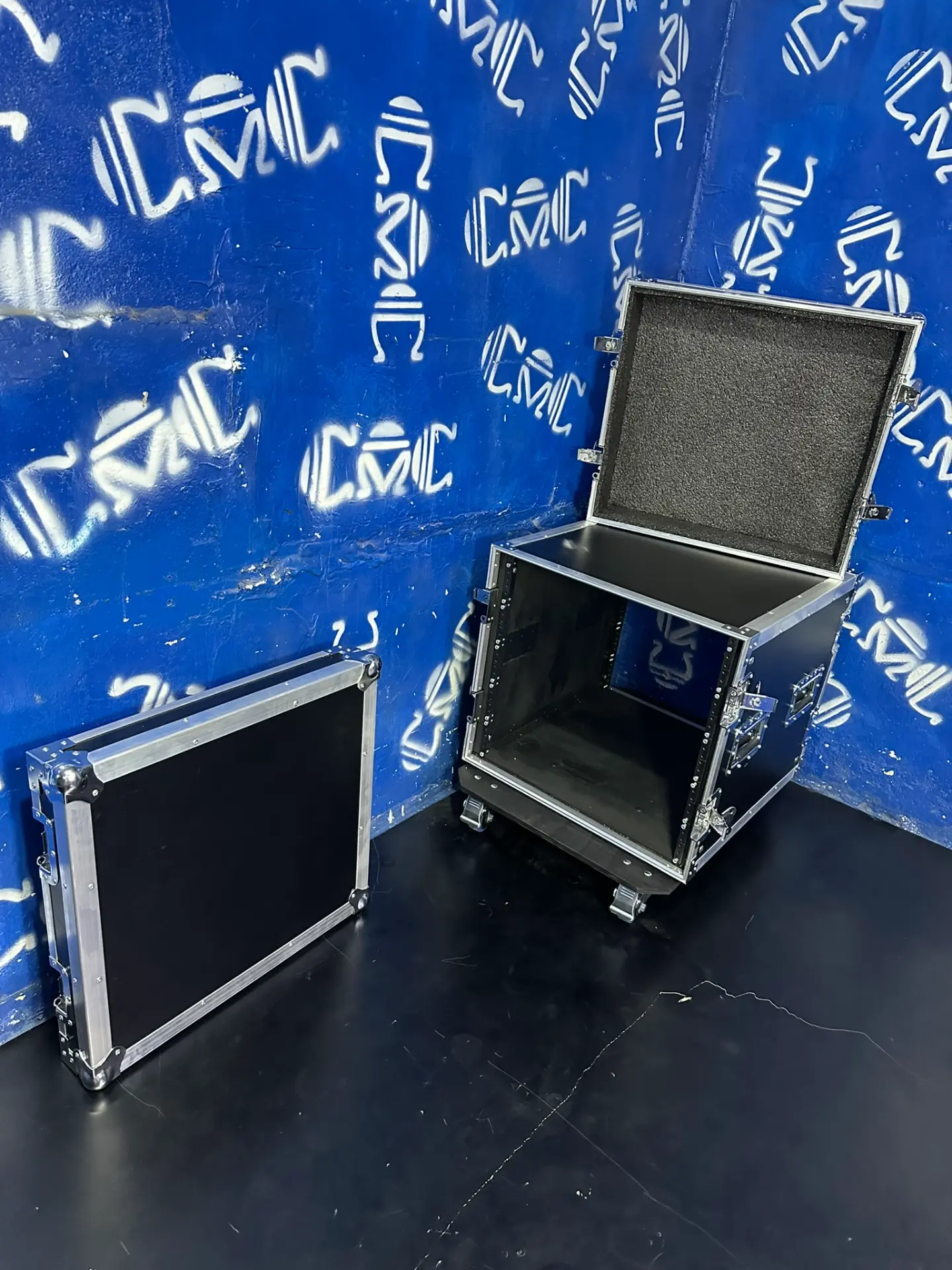 Rack 10U22 abierto — Diez unidades listas para montar equipos, con bandeja superior.