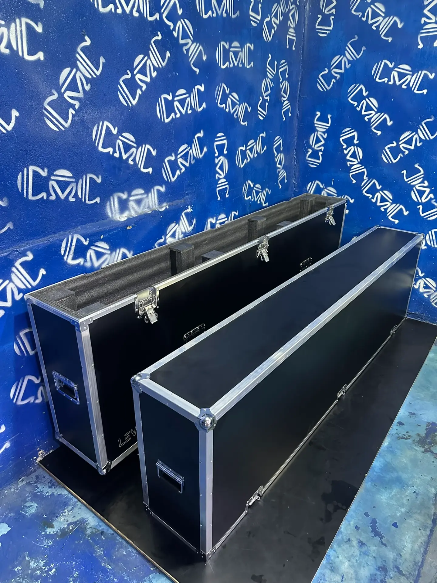 Case para TV 100" abierto — Interior en espuma, de fácil acceso para cargar y descargar.