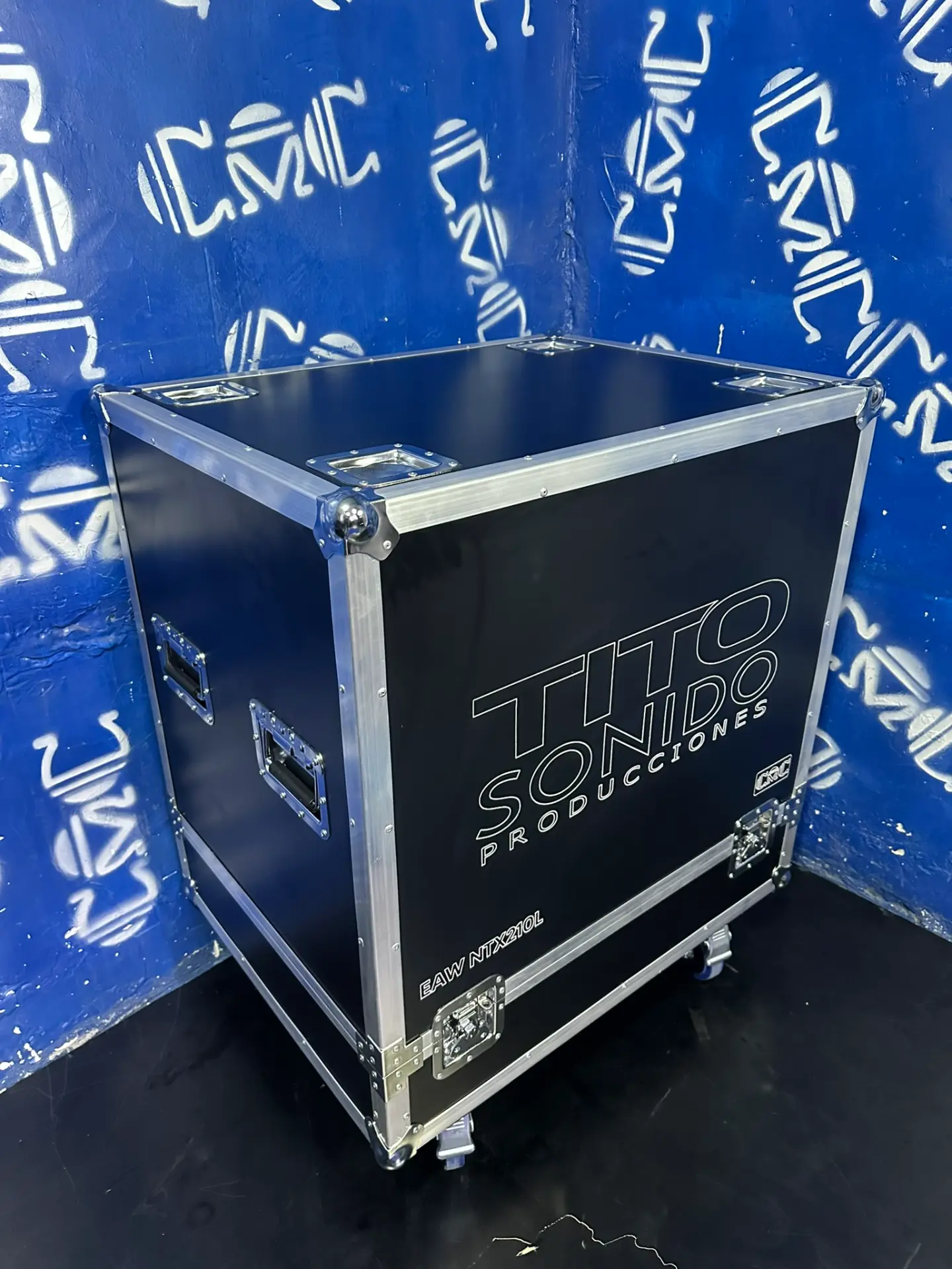 Case para cabina Line Array — Tito Sonido Producciones — Grabado con la marca del cliente y modelo del equipo.