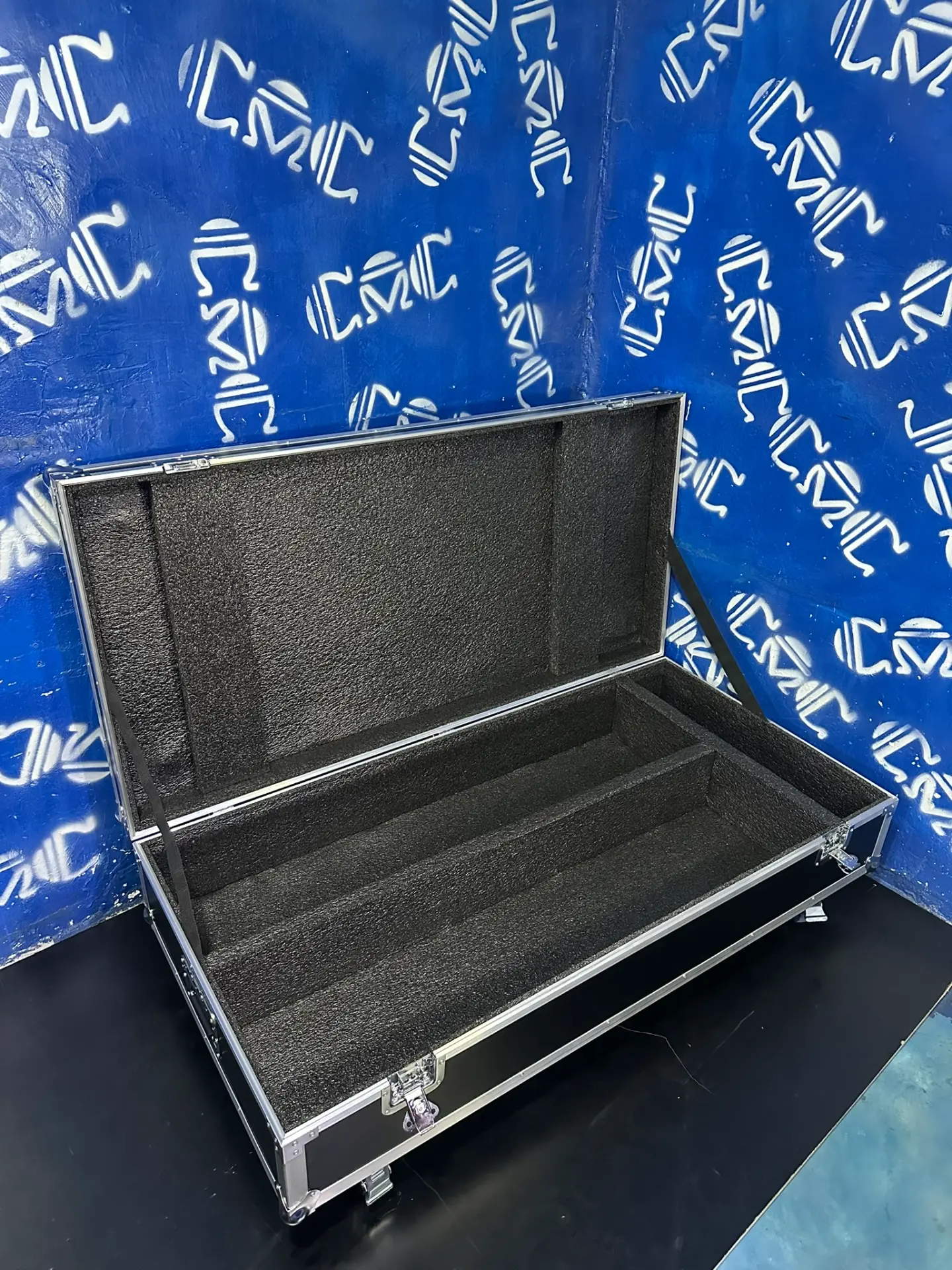 Case para FBT Vertus abierto — Interior con divisiones en espuma para cada cabina.