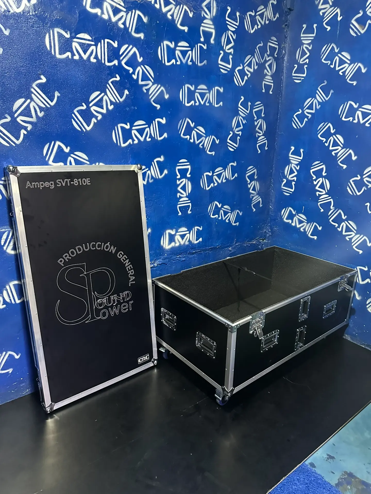 Case Ampeg SVT-810E abierto — Tapa desmontable e interior forrado para el amplificador.
