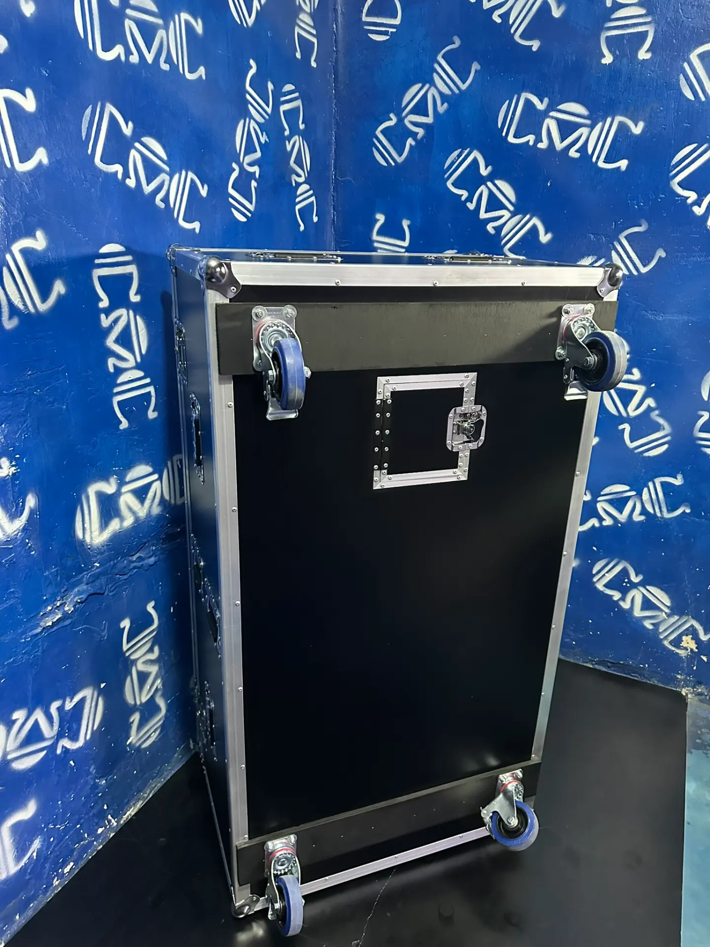 Case Ampeg SVT-810E — ruedas — Cuatro ruedas con freno y acceso posterior protegido.