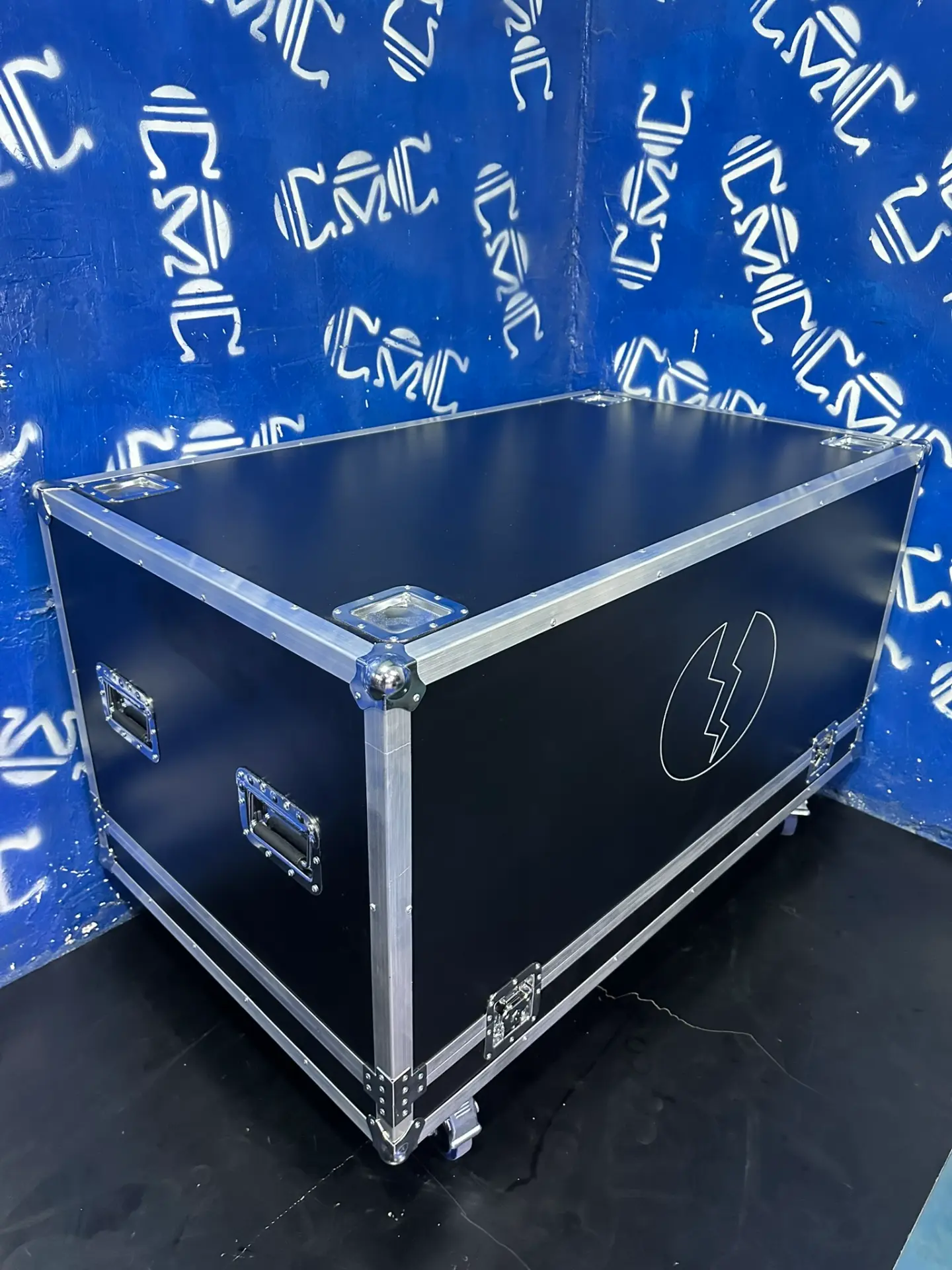 Case para bajos dobles — Abismo Producciones — Case a la medida para tus bajos, grabado con la marca del cliente.